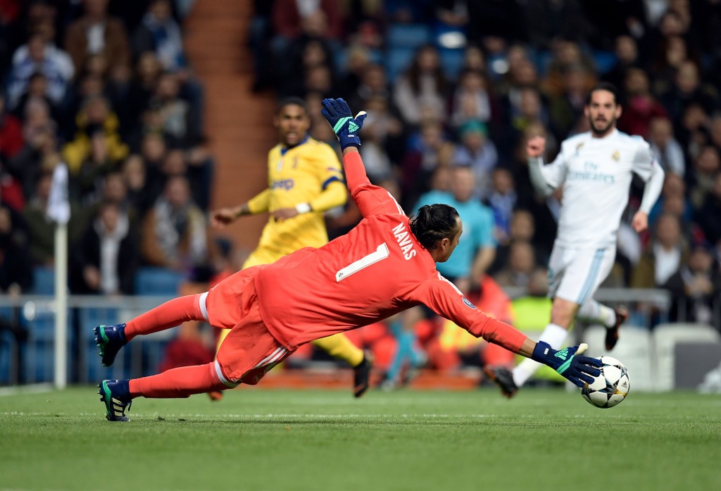 Real Madrid's Costa Rican goalkeeper Keylor Navas dives for the ball during the UEFA Champions League quarter-final second leg football match between Real Madrid CF and Juventus FC at the Santiago Bernabeu stadium in Madrid on April 11, 2018. / AFP PHOTO / OSCAR DEL POZO (Photo credit should read OSCAR DEL POZO/AFP/Getty Images)