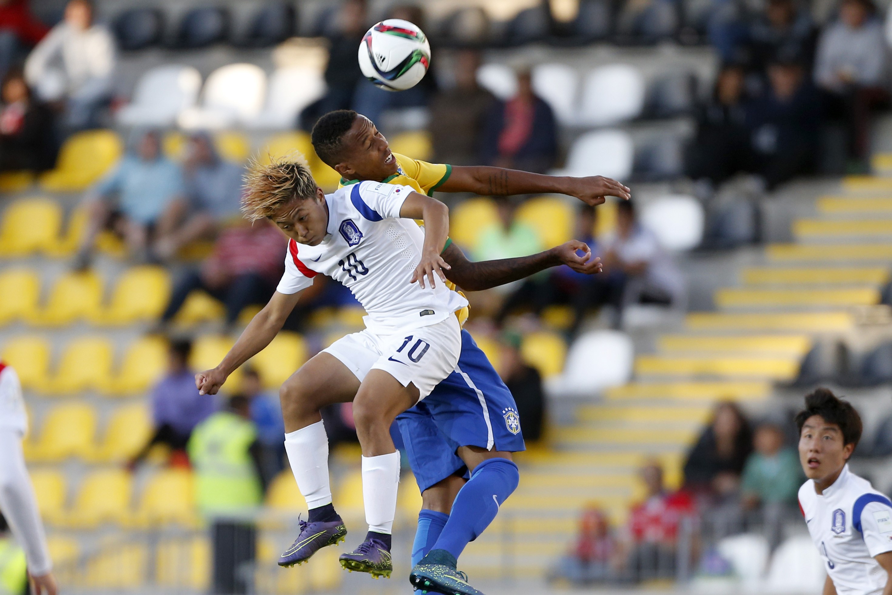Brazil's  Eder Militao (R) and  South Korean Seungwoo Lee (L) vie for the ball during the Under 17 Chile World Cup at Francisco Sanchez Rumoroso  stadium in Coquimbo on October 17, 2015. AFP PHOTO/PHOTOSPORT/ANDRES PINA

        (Photo credit should read ANDRES PINA/AFP/Getty Images)