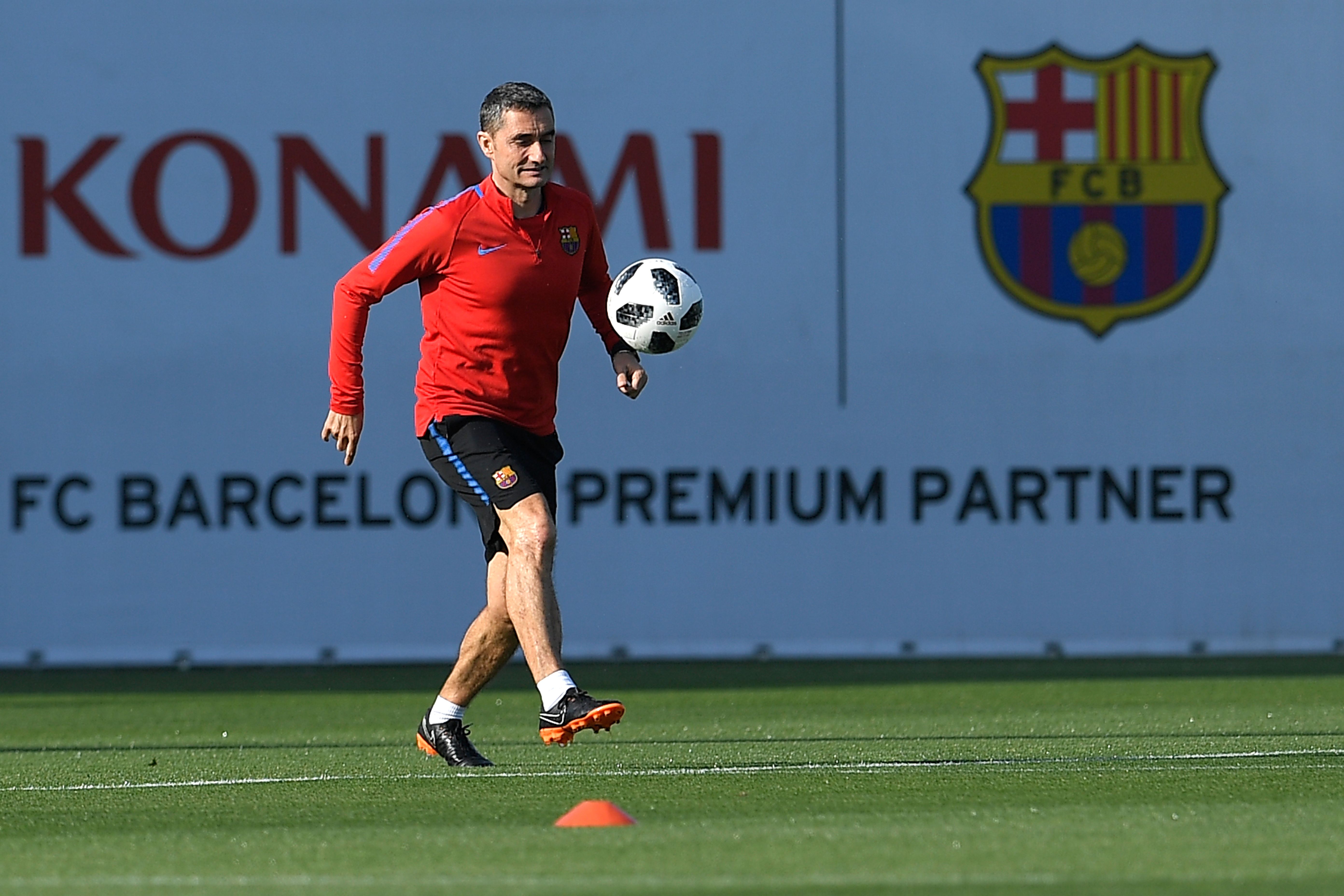 TOPSHOT - Barcelona's coach Ernesto Valverde takes part in a training session at the Joan Gamper Sports Center in Sant Joan Despi, near Barcelona, on April 20, 2018 on the eve the Spanish Copa del Rey (King's Cup) final football match Sevilla FC against FC Barcelona. (Photo by LLUIS GENE / AFP) (Photo credit should read LLUIS GENE/AFP/Getty Images)