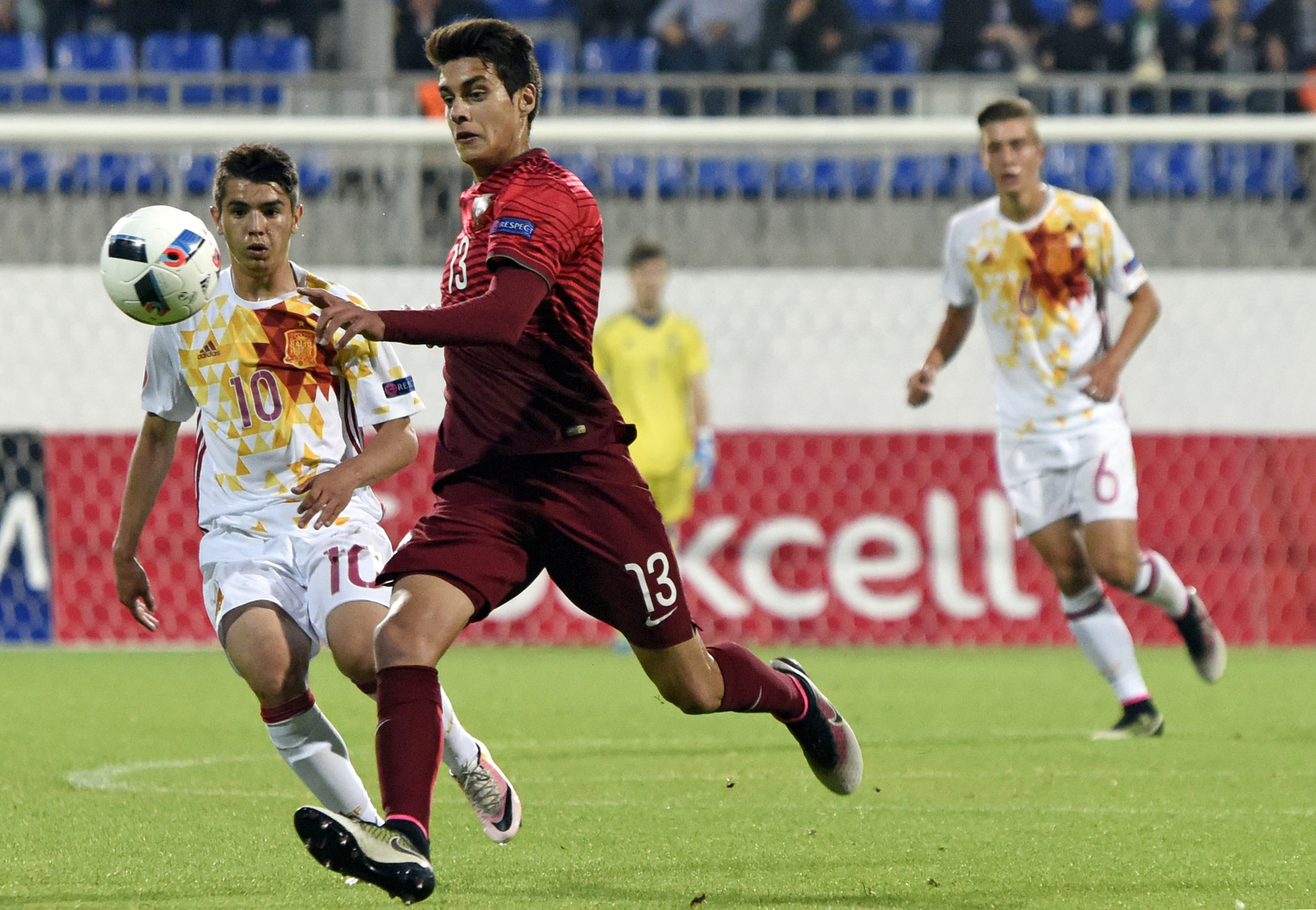 Portugal's defender Diogo Leite (2L) vies for a ball with Spain's midfielder Brahim Diaz (L) during the 2016 UEFA European Under-17 Championship final football match Portugal vs Spain in Baku on May 21, 2016. / AFP / TOFIK BABAYEV (Photo credit should read TOFIK BABAYEV/AFP/Getty Images)