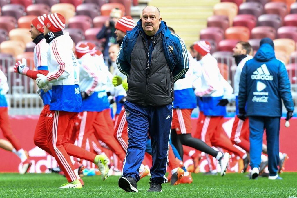 Russia manager Cherchesov putting his squad through the paces (Photo: KIRILL KUDRYAVTSEV/AFP/Getty Images)