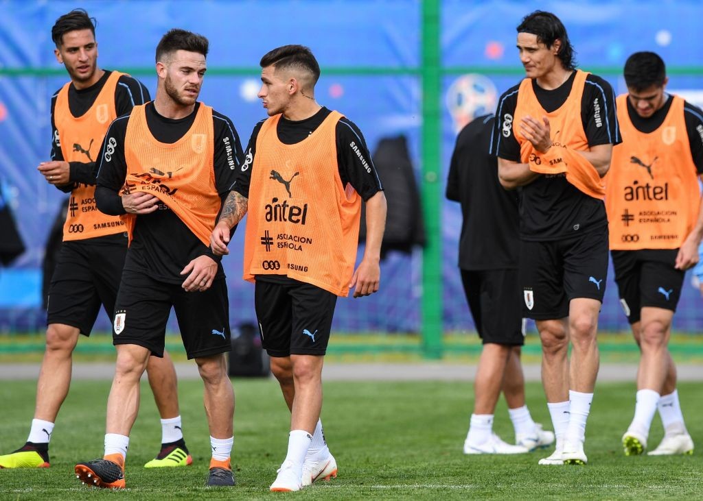 (L-R) Uruguay's national football team players Rodrigo Bentancur, Nahitan Nandez, Lucas Torreira, Edinson Cavani and Maximiliano Gomez take part in a training session of Uruguay national football team ahead of the Russia 2018 World Cup at the Sport Centre Borsky, in Nizhny Novgorod on June 11, 2018. (Photo by MARTIN BERNETTI / AFP) (Photo credit should read MARTIN BERNETTI/AFP/Getty Images)