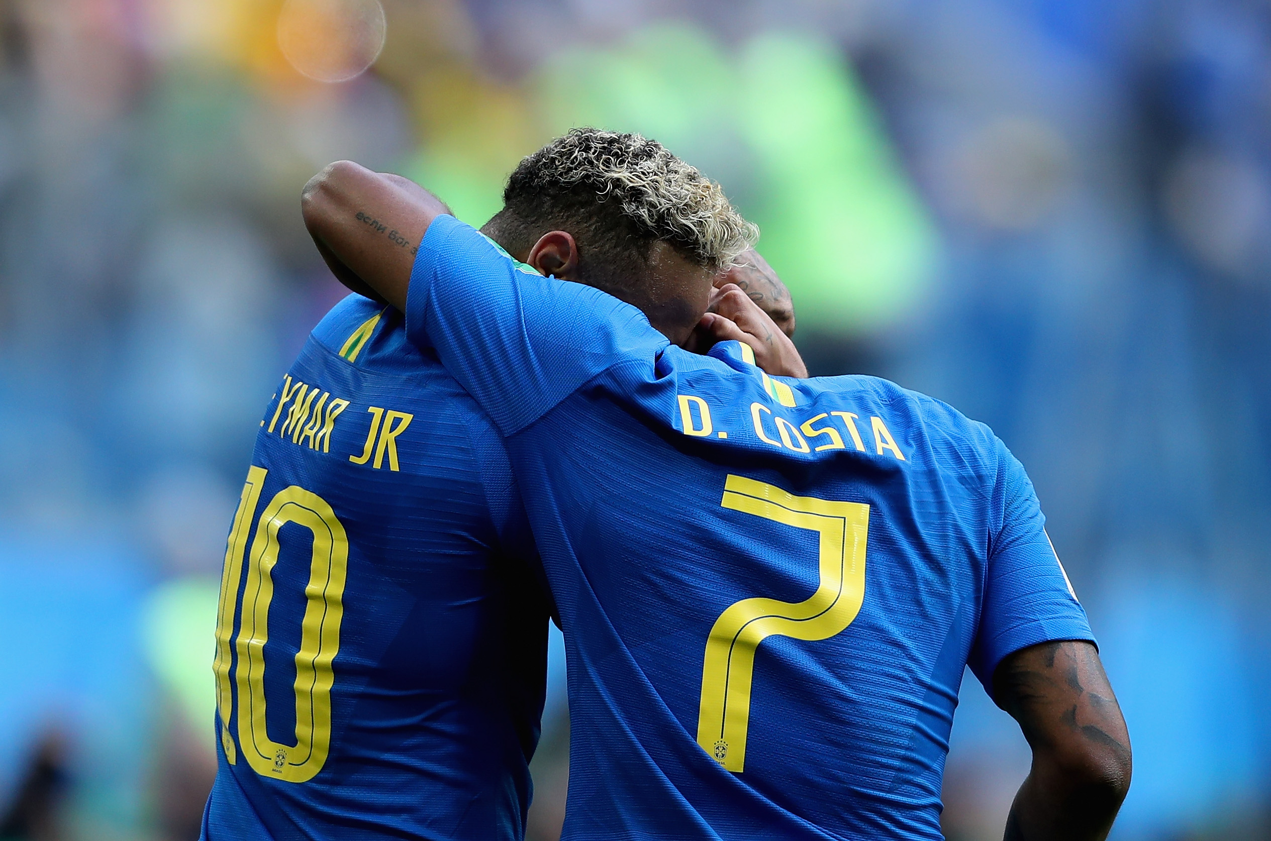 SAINT PETERSBURG, RUSSIA - JUNE 22: Neymar Jr of Brazil celebrates with teammate Douglas Costa after scoring his team's second goal during the 2018 FIFA World Cup Russia group E match between Brazil and Costa Rica at Saint Petersburg Stadium on June 22, 2018 in Saint Petersburg, Russia. (Photo by Francois Nel/Getty Images)