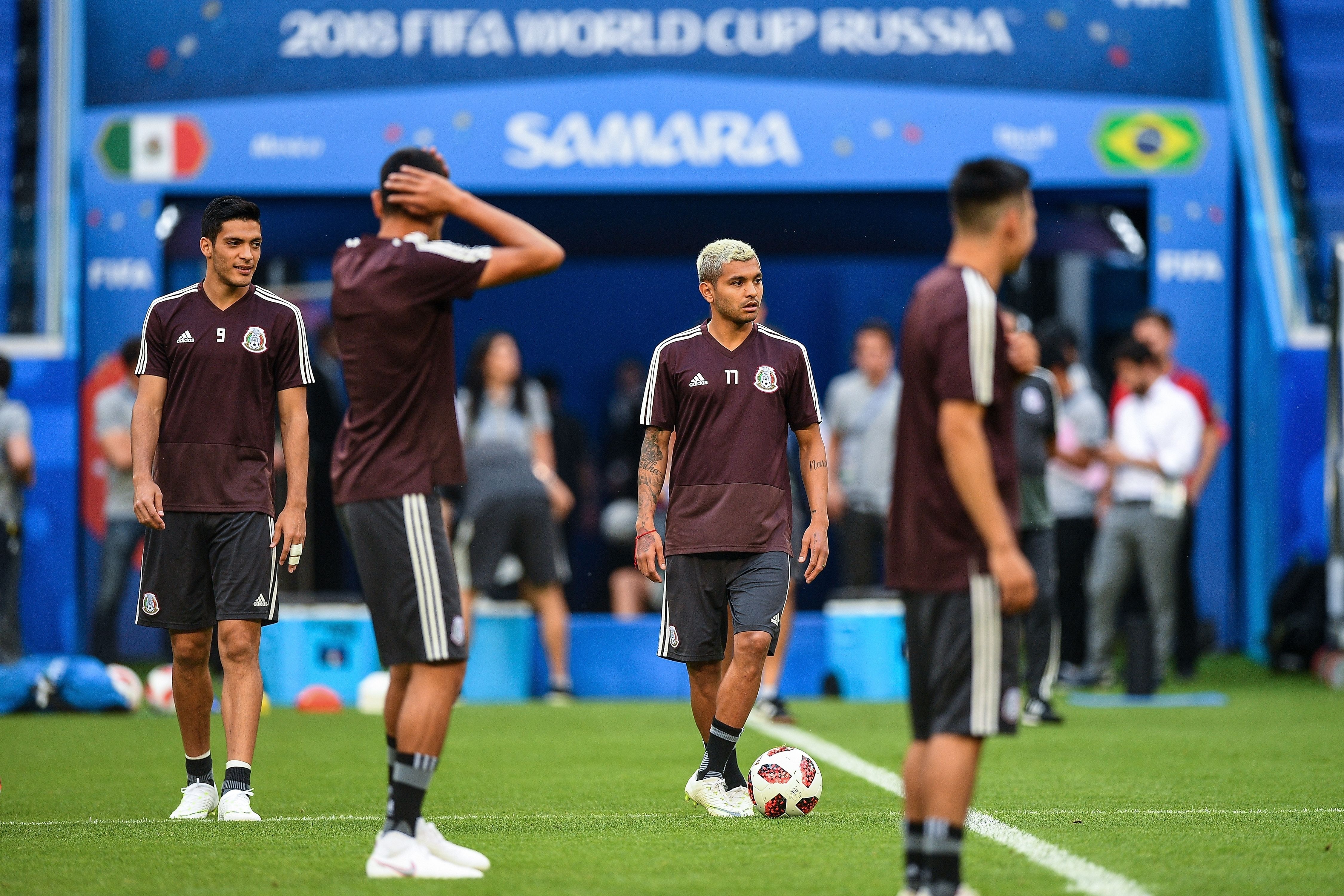 Mexico's forward Raul Jimenez (L) and forward Carlos Vela (2nd R) take part to a training session at the Samara Arena stadium on the eve of the Russia 2018 World Cup round of 16 football match between Brazil and Mexico on July 1, 2018 in Samara. (Photo by Manan VATSYAYANA / AFP) (Photo credit should read MANAN VATSYAYANA/AFP/Getty Images)