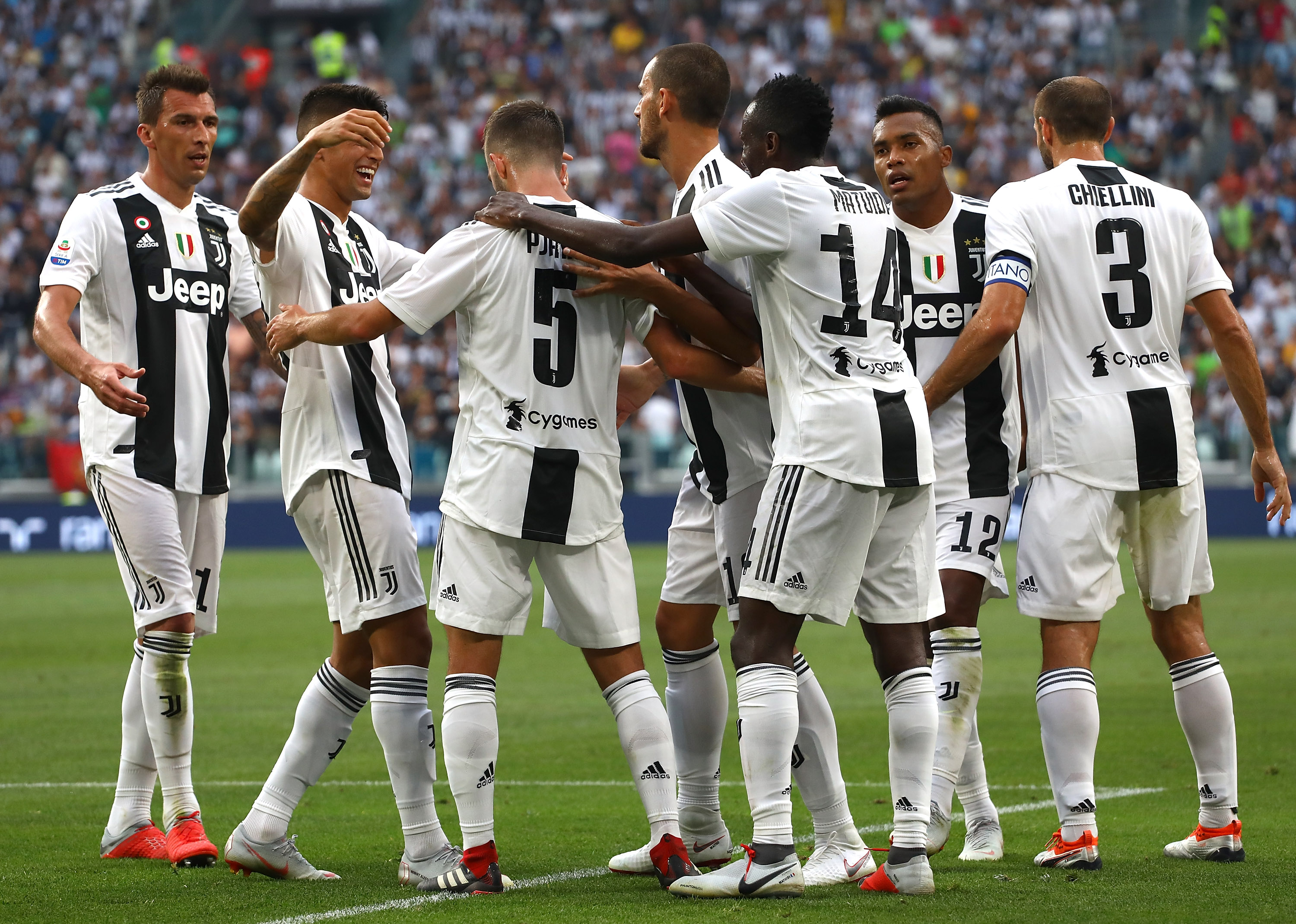 TURIN, ITALY - AUGUST 25: Miralem Pjanic #5 of Juventus celebrates with his team-mates after scoring the opening goal during the Serie A match between Juventus and SS Lazio at Allianz Stadium on August 25, 2018 in Turin, Italy. (Photo by Marco Luzzani/Getty Images)