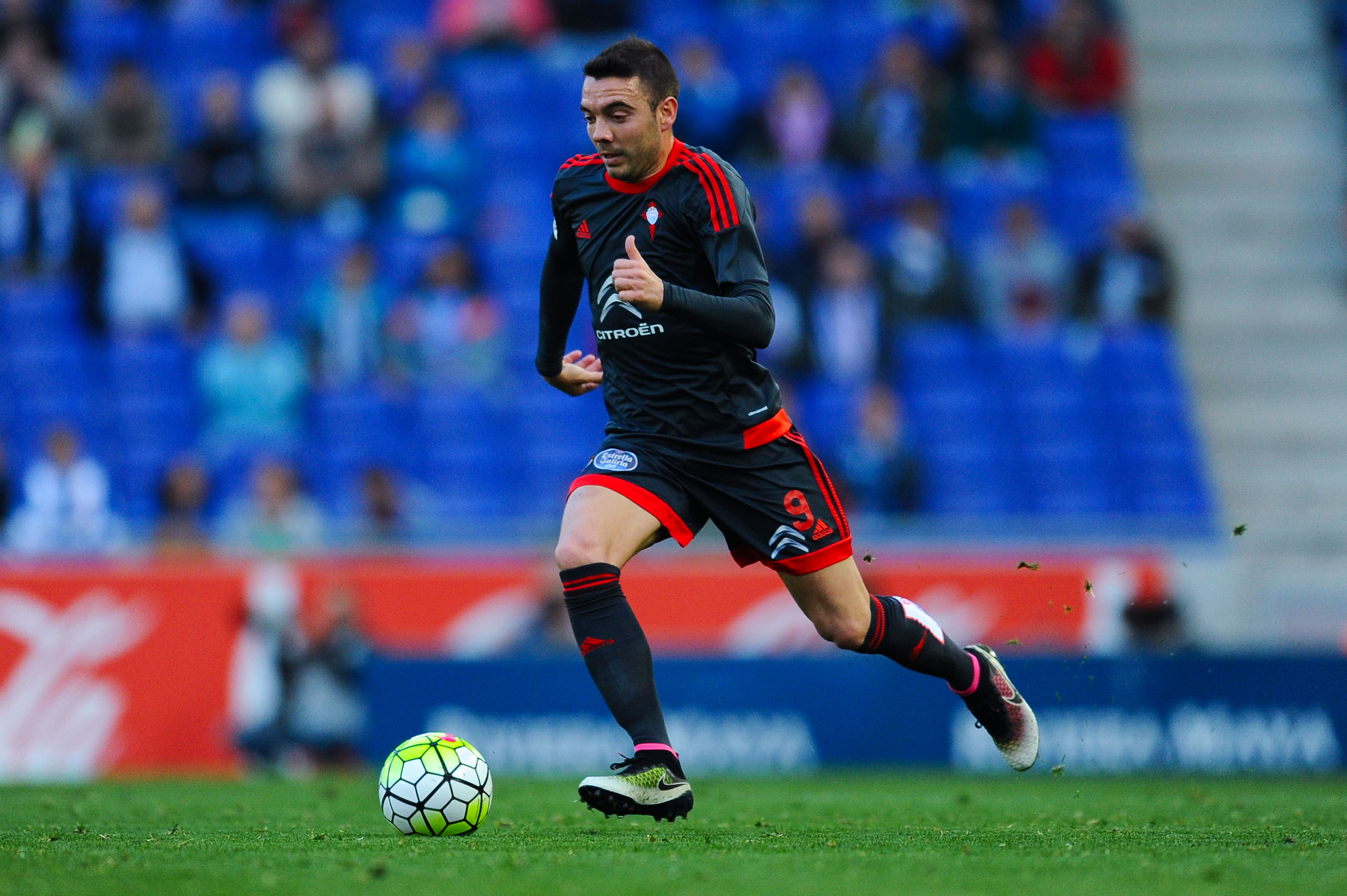 BARCELONA, SPAIN - APRIL 19: Iago Aspas of RC Celta de Vigo runs with the ball during the La Liga match between Real CD Espanyol and Celta Vigo at Cornella-El Prat Stadium on April 19, 2016 in Barcelona, Spain. (Photo by David Ramos/Getty Images)