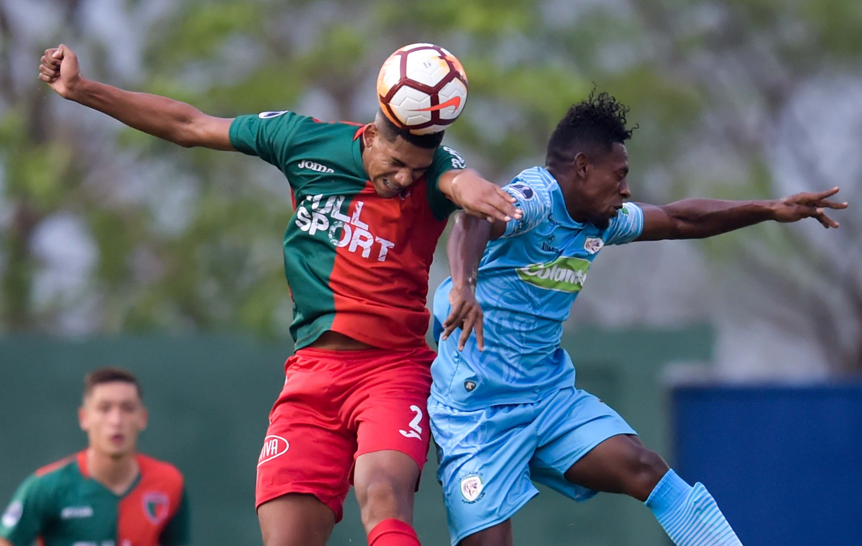 Uruguay's Boston River player Ronald Araujo (L) vies for the ball with Colombia's Jaguares Pablo Rojas during their Copa Sudamericana football match at the Jaraguay stadium in Monteria, Colombia, on April 10, 2018. / AFP PHOTO / Raul ARBOLEDA (Photo credit should read RAUL ARBOLEDA/AFP/Getty Images)