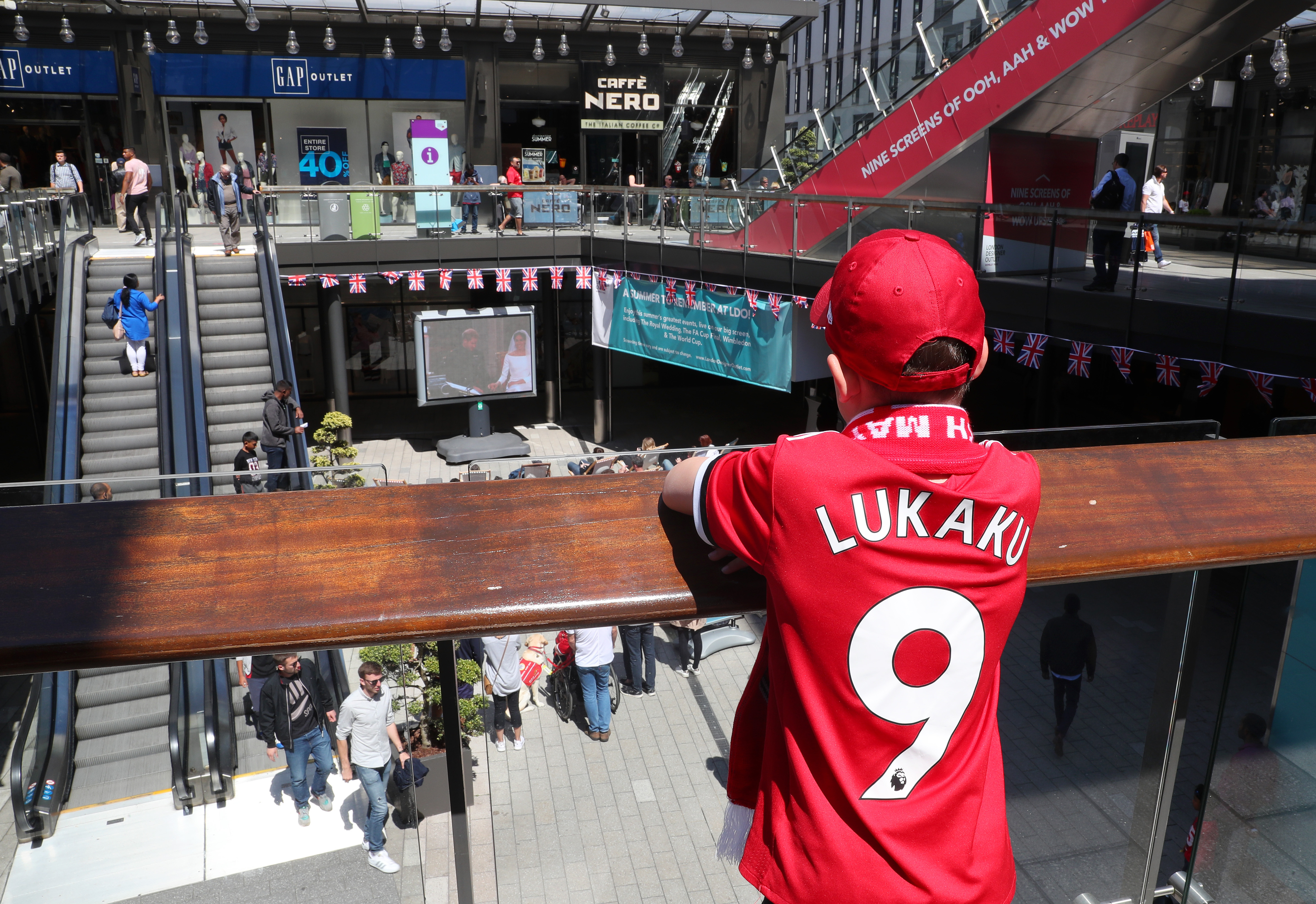 LONDON, ENGLAND - MAY 19:  A young Manchester United fan watches the royal wedding prior to The Emirates FA Cup Final between Chelsea and Manchester United at Wembley Stadium on May 19, 2018 in London, England.  (Photo by Catherine Ivill/Getty Images)