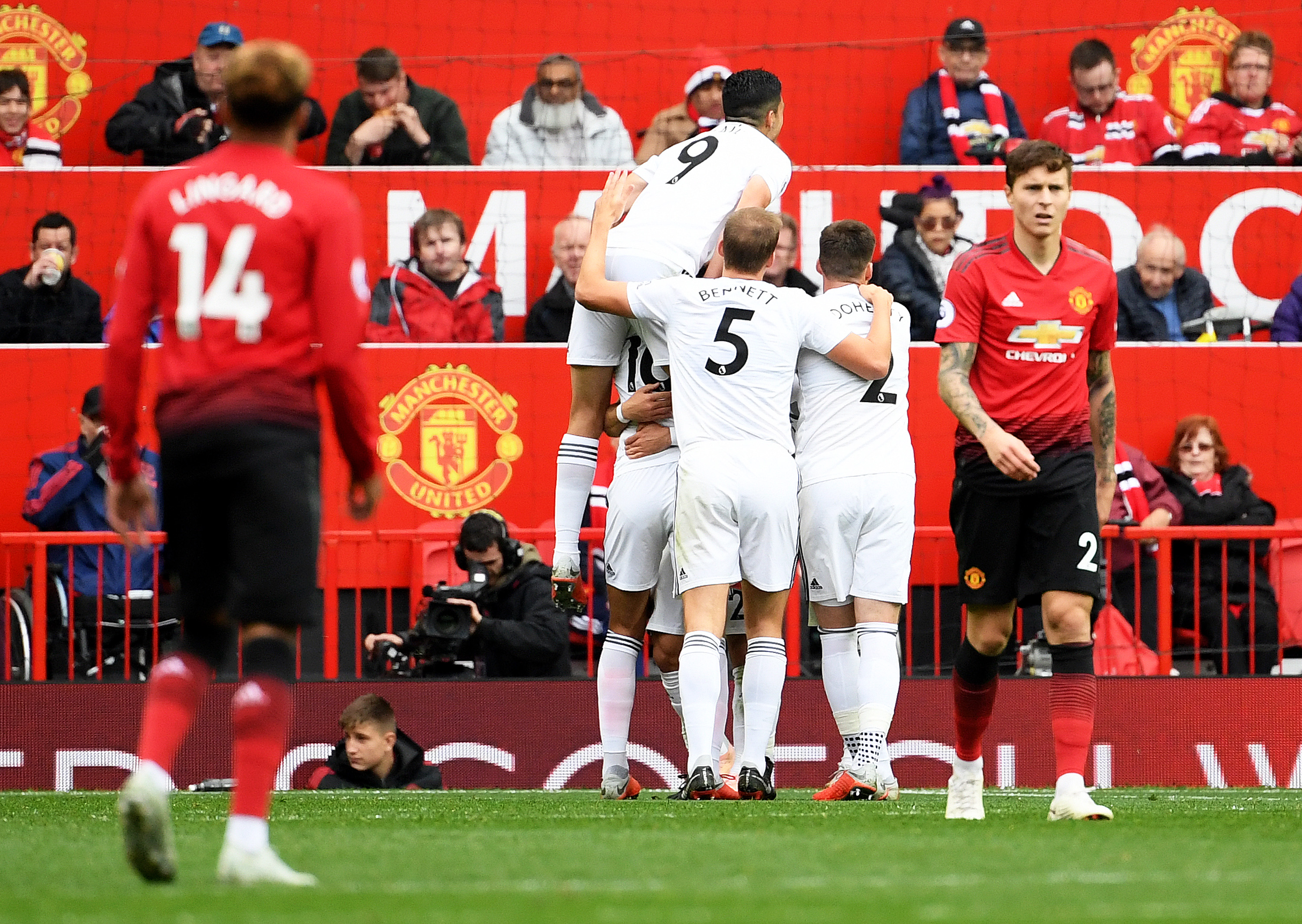 MANCHESTER, ENGLAND - SEPTEMBER 22: Joao Moutinho of Wolverhampton Wanderers celebrates with teammates after scoring his team's first goal during the Premier League match between Manchester United and Wolverhampton Wanderers at Old Trafford on September 22, 2018 in Manchester, United Kingdom. (Photo by Ross Kinnaird/Getty Images)