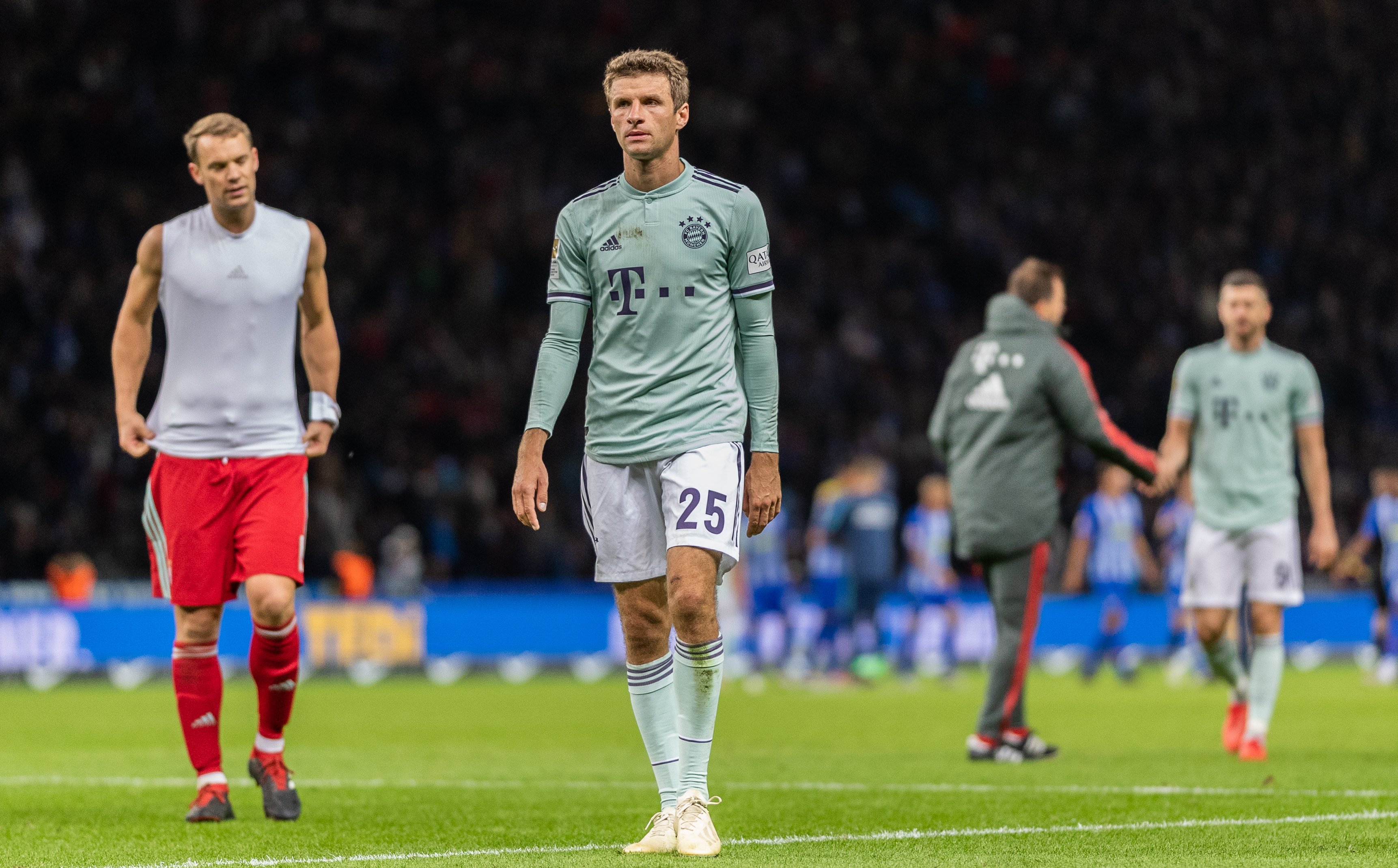BERLIN, GERMANY - SEPTEMBER 28: Players of Bayern Muenchen look dejected after losing the Bundesliga match between Hertha BSC and FC Bayern Muenchen at Olympiastadion on September 28, 2018 in Berlin, Germany. (Photo by Boris Streubel/Bongarts/Getty Images)