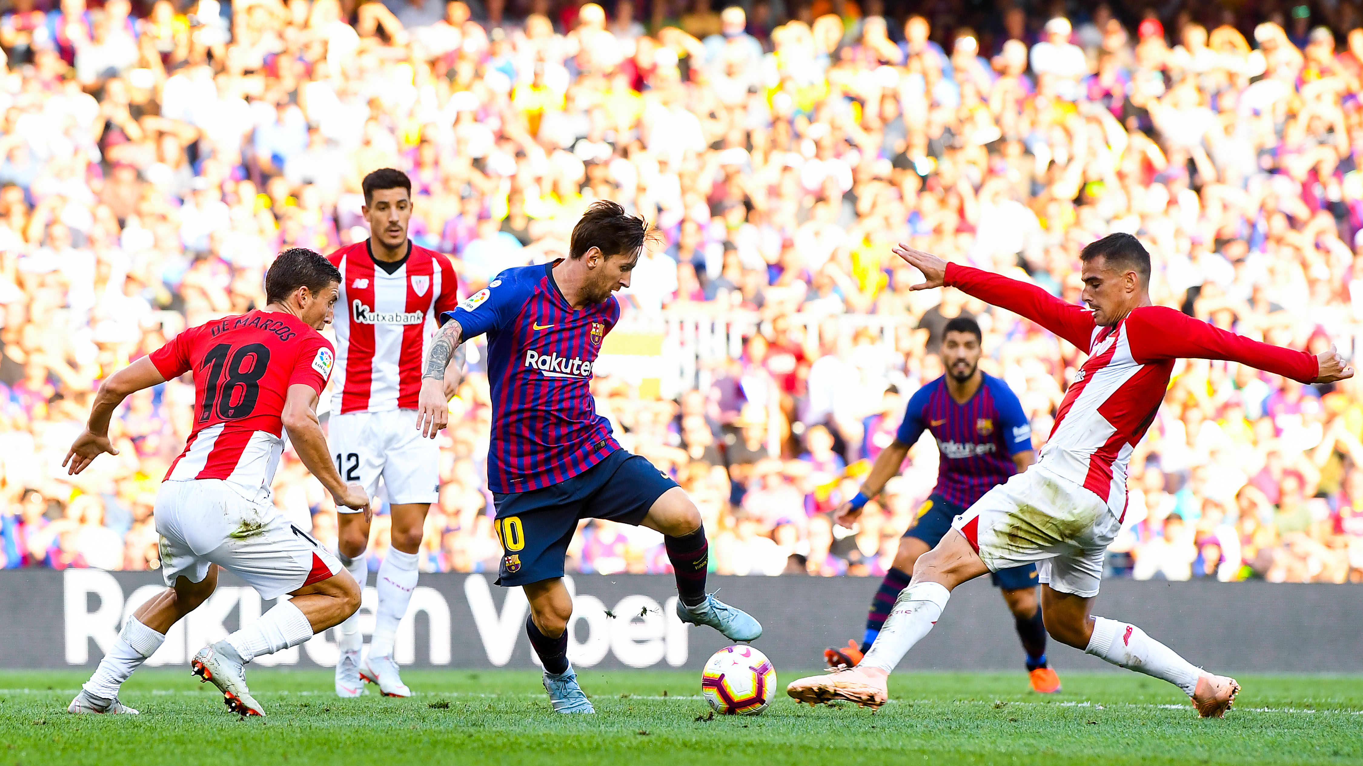 BARCELONA, SPAIN - SEPTEMBER 29:  Lionel Messi of FC Barcelona competes for the ball with Oscar de Marcos (L) and Dani Garcia of Athletic Club during the La Liga match between FC Barcelona and Athletic Club at Camp Nou on September 29, 2018 in Barcelona, Spain.  (Photo by David Ramos/Getty Images)