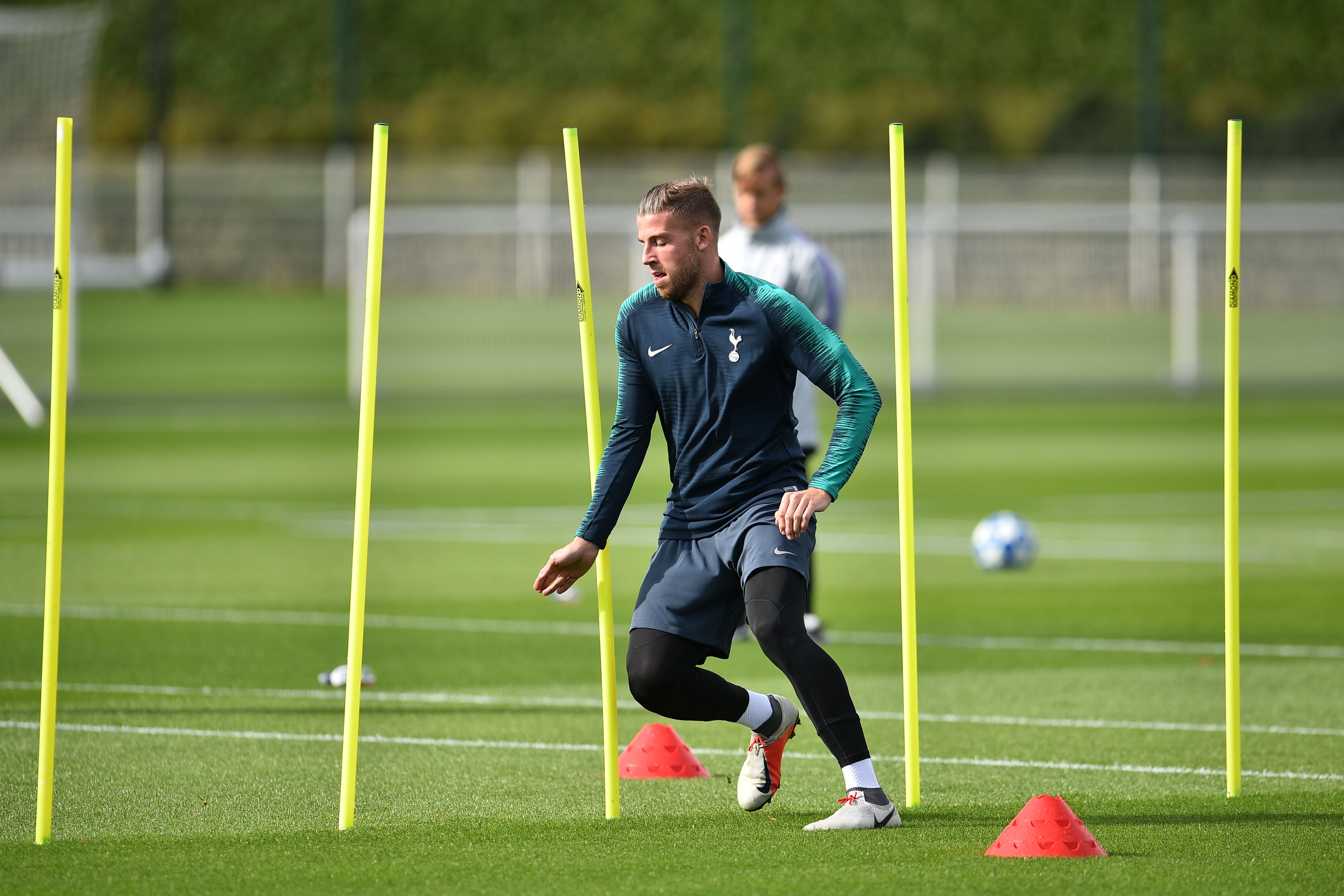 Tottenham Hotspur's Belgian defender Toby Alderweireld takes part in a training session at Tottenham Hotspur's Enfield Training Centre, north London, on October 2, 2018 on the eve of their UEFA Champions League Group B football match against Barcelona. (Photo by Glyn KIRK / AFP)        (Photo credit should read GLYN KIRK/AFP/Getty Images)