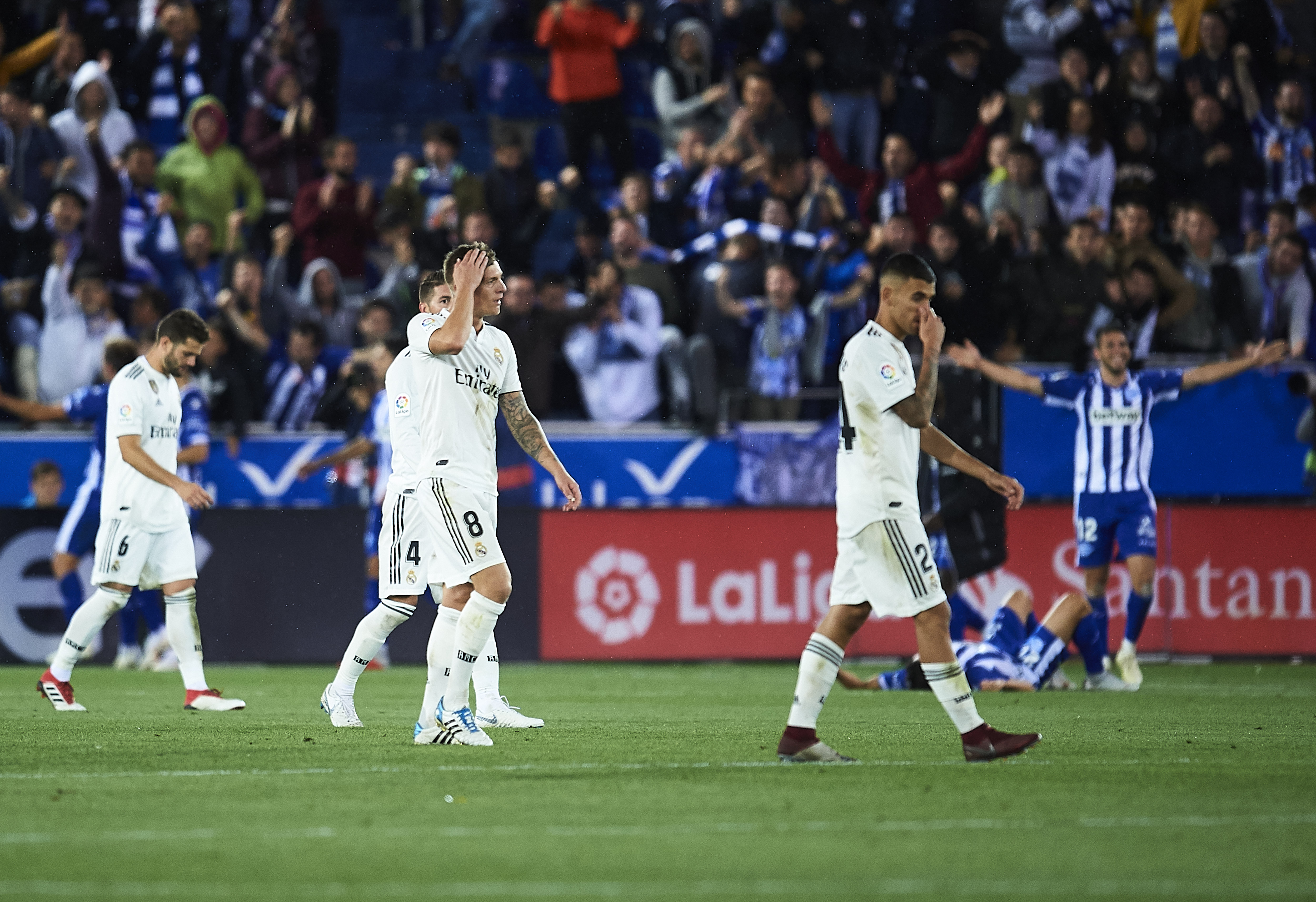VITORIA-GASTEIZ, SPAIN - OCTOBER 06: Toni Kroos of Real Madrid CF reacts after loosing against Deportivo Alaves during the La Liga match between Deportivo Alaves and Real Madrid CF at Estadio de Mendizorroza on October 6, 2018 in Vitoria-Gasteiz, Spain. (Photo by Juan Manuel Serrano Arce/Getty Images)