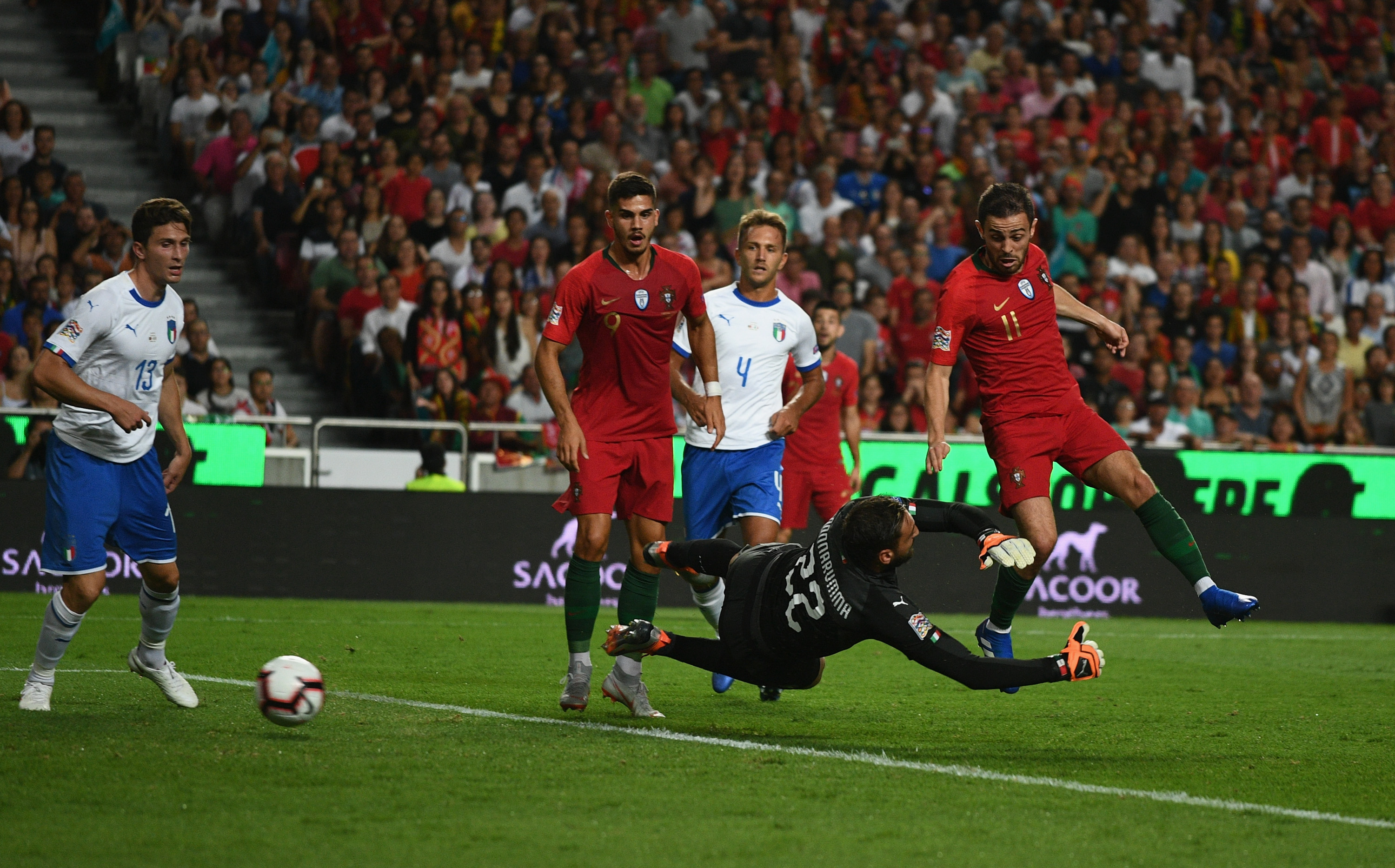 LISBON, PORTUGAL - SEPTEMBER 10: Gianluigi Donnarumma of Italy in action during the UEFA Nations League A group three match between Portugal and Italy at on September 10, 2018 in Lisbon, Portugal. (Photo by Claudio Villa/Getty Images)