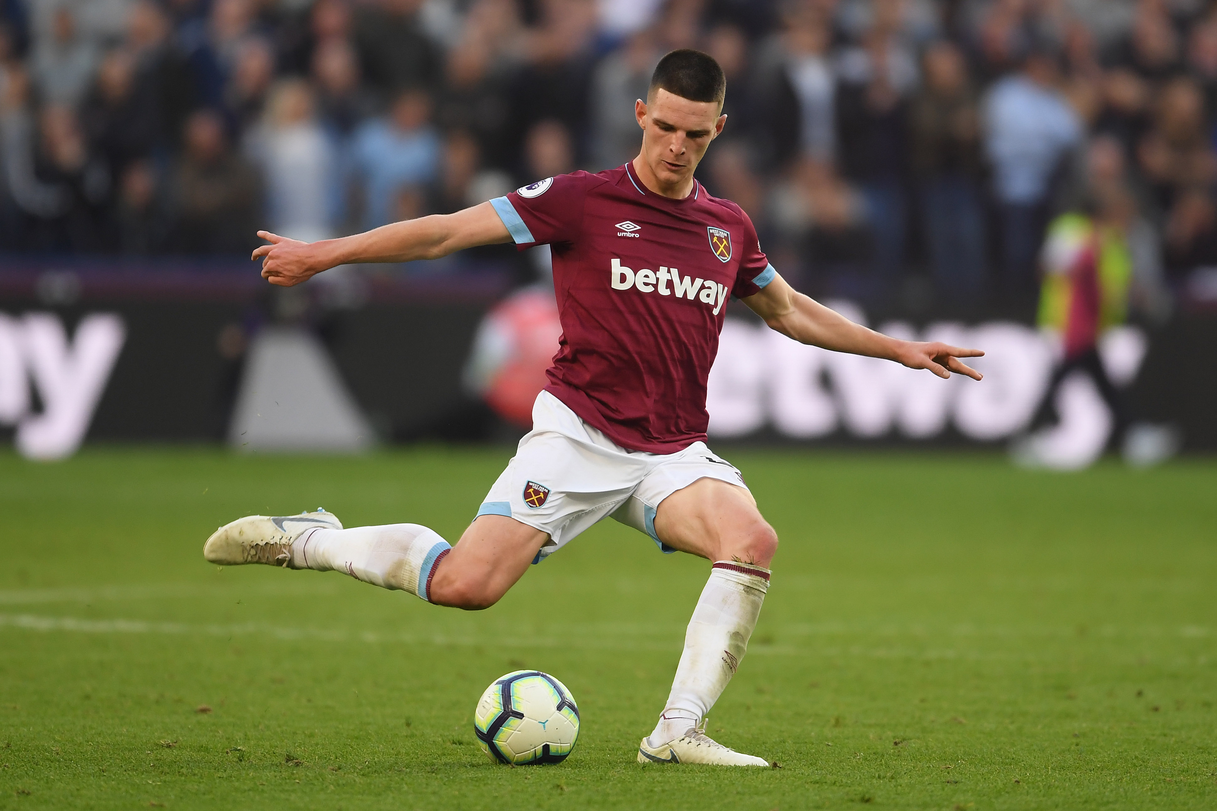 LONDON, ENGLAND - OCTOBER 20: Declan Rice of West Ham United in action during the Premier League match between West Ham United and Tottenham Hotspur at London Stadium on October 20, 2018 in London, United Kingdom. (Photo by Mike Hewitt/Getty Images)
