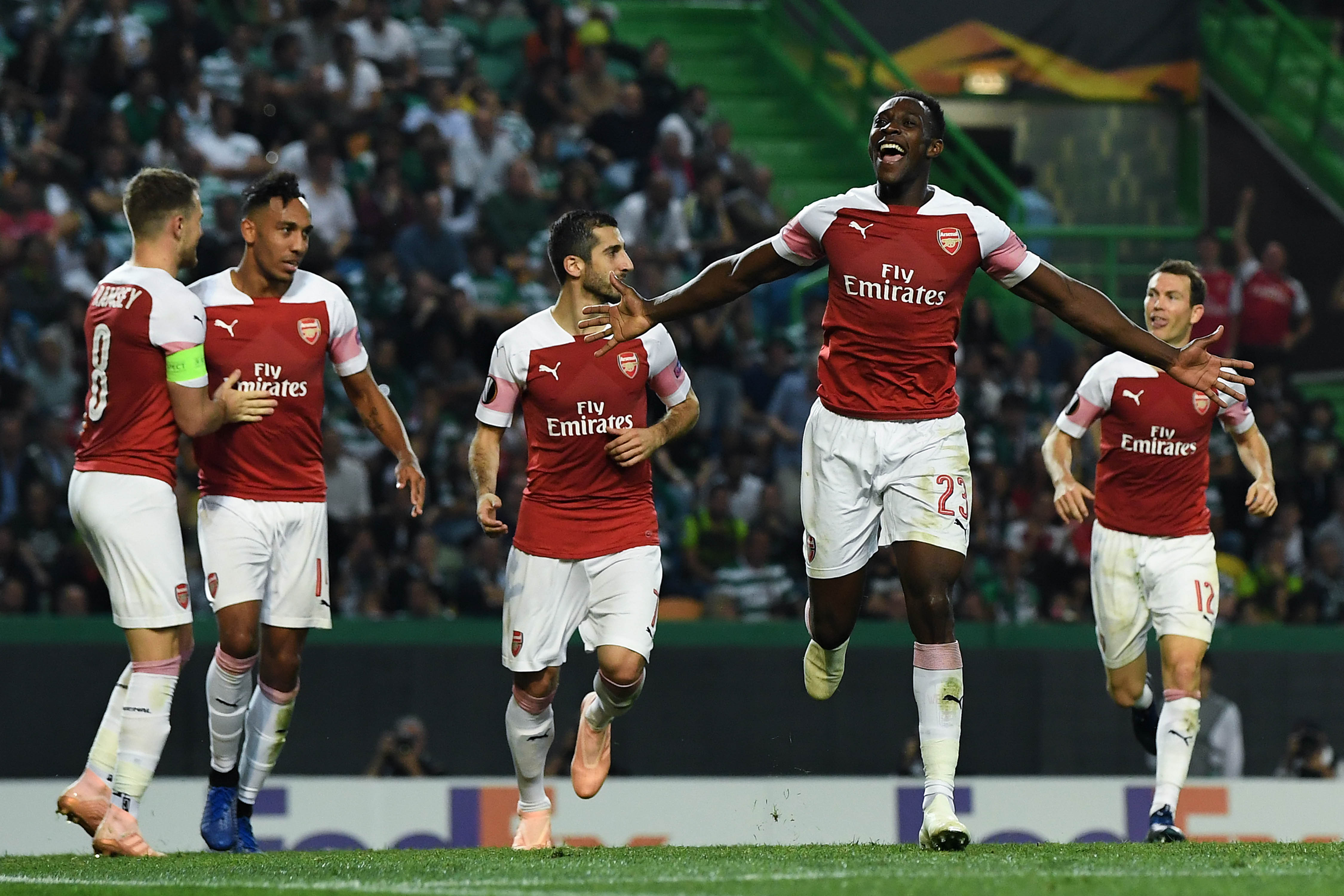 LISBON, PORTUGAL - OCTOBER 25: Danny Welbeck of Arsenal FC celebrates after scoring his team's first goalduring the UEFA Europa League Group E match between Sporting CP and Arsenal at Estadio Jose Alvalade on October 25, 2018 in Lisbon, Portugal. (Photo by David Ramos/Getty Images)