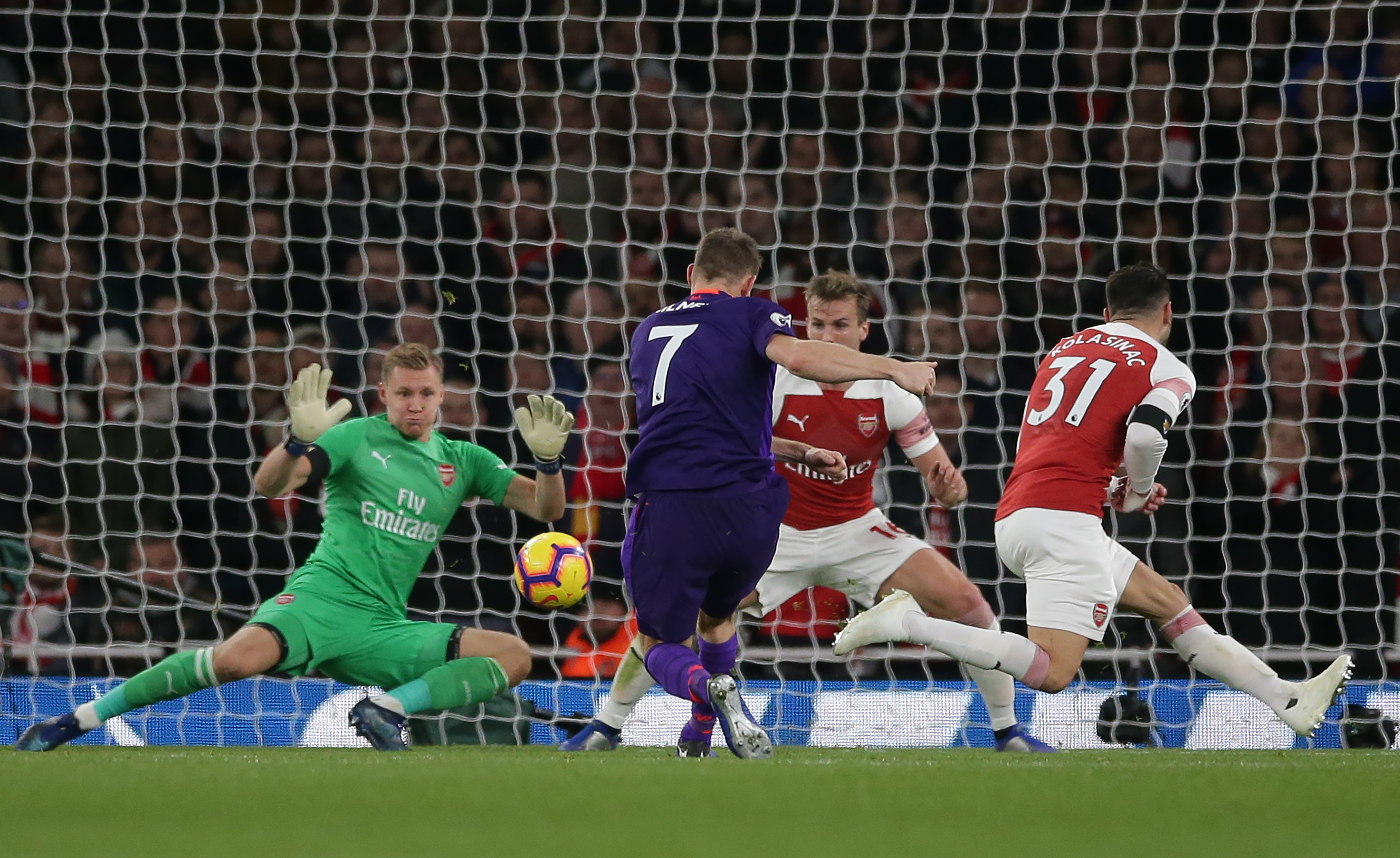 Liverpool's English midfielder James Milner (C) scores his team's first goal during the English Premier League football match between Arsenal and Liverpool at the Emirates Stadium in London on November 3, 2018. (Photo by Daniel LEAL-OLIVAS / AFP) / RESTRICTED TO EDITORIAL USE. No use with unauthorized audio, video, data, fixture lists, club/league logos or 'live' services. Online in-match use limited to 120 images. An additional 40 images may be used in extra time. No video emulation. Social media in-match use limited to 120 images. An additional 40 images may be used in extra time. No use in betting publications, games or single club/league/player publications. / (Photo credit should read DANIEL LEAL-OLIVAS/AFP/Getty Images)