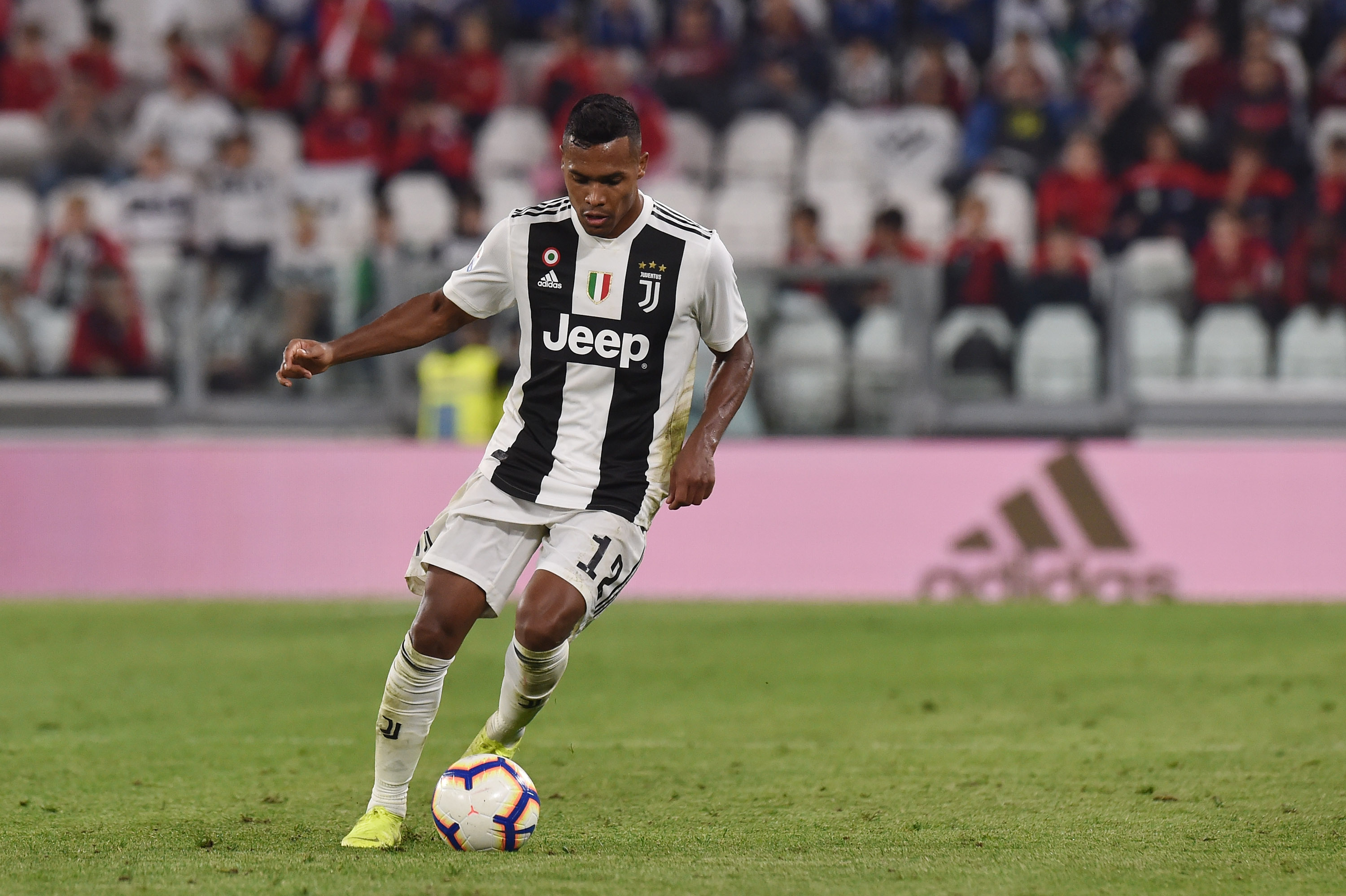 TURIN, ITALY - OCTOBER 20:  Alex Sandro of Juventus in action during the Serie A match between Juventus and Genoa CFC at Allianz Stadium on October 20, 2018 in Turin, Italy.  (Photo by Tullio M. Puglia/Getty Images)