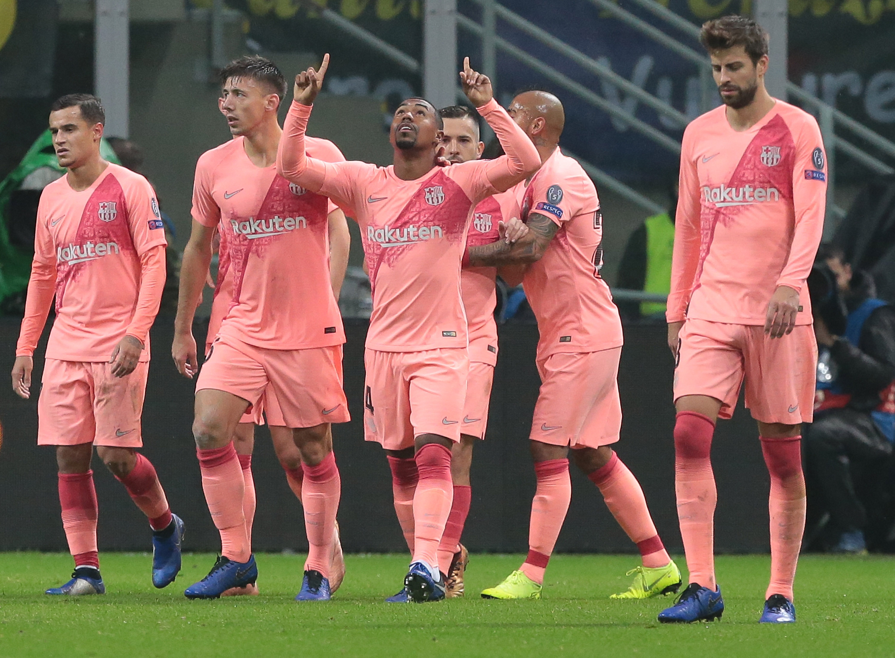 MILAN, ITALY - NOVEMBER 06: Malcom (C) of FC Barcelona celebrates with his team-mates after scoring the opening goal during the Group B match of the UEFA Champions League between FC Internazionale and FC Barcelona at San Siro Stadium on November 6, 2018 in Milan, Italy. (Photo by Emilio Andreoli/Getty Images)
