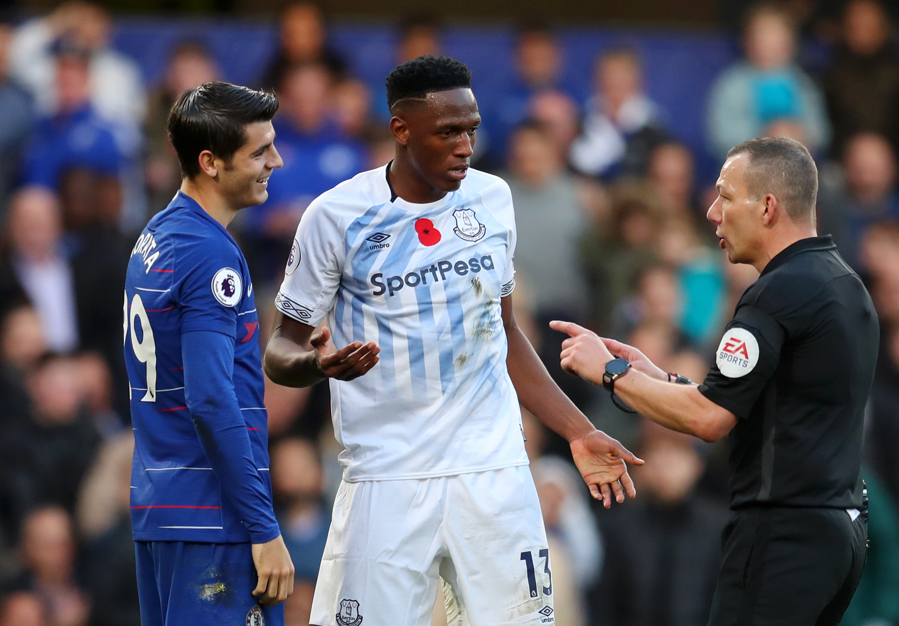 LONDON, ENGLAND - NOVEMBER 11:  Yerry Mina of Everton and Alvaro Morata of Chelsea speak with Match Referee Kevin Friend during the Premier League match between Chelsea FC and Everton FC at Stamford Bridge on November 11, 2018 in London, United Kingdom.  (Photo by Catherine Ivill/Getty Images)