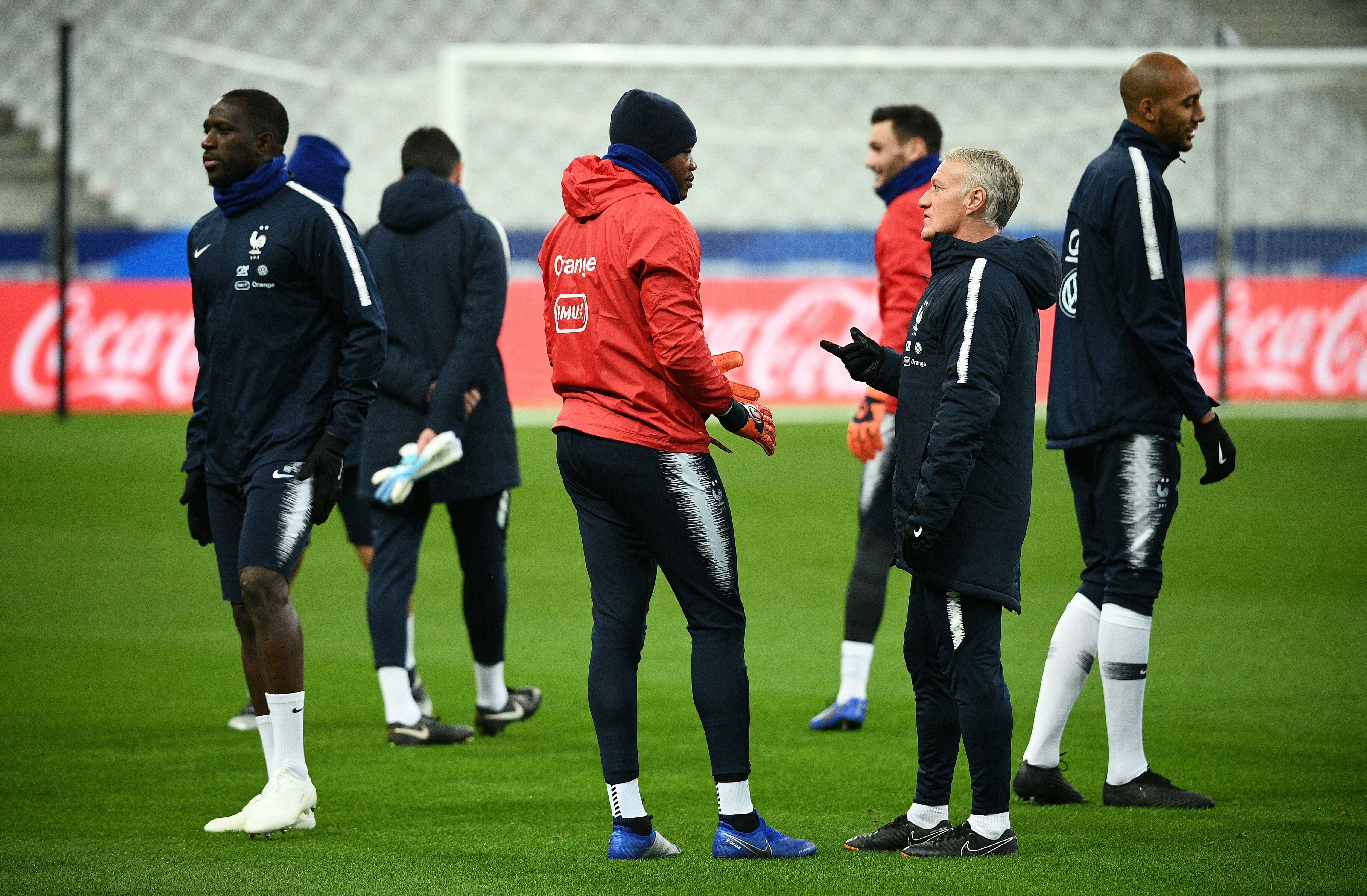 France's head coach Didier Deschamps (R) speaks with goalkeeper Steve Mandanda during a training session at the Stade de France stadium in Saint-Denis, north of Paris, on November 19, 2018 on the eve of the friendly football match against Uruguay. (Photo by FRANCK FIFE / AFP)        (Photo credit should read FRANCK FIFE/AFP/Getty Images)