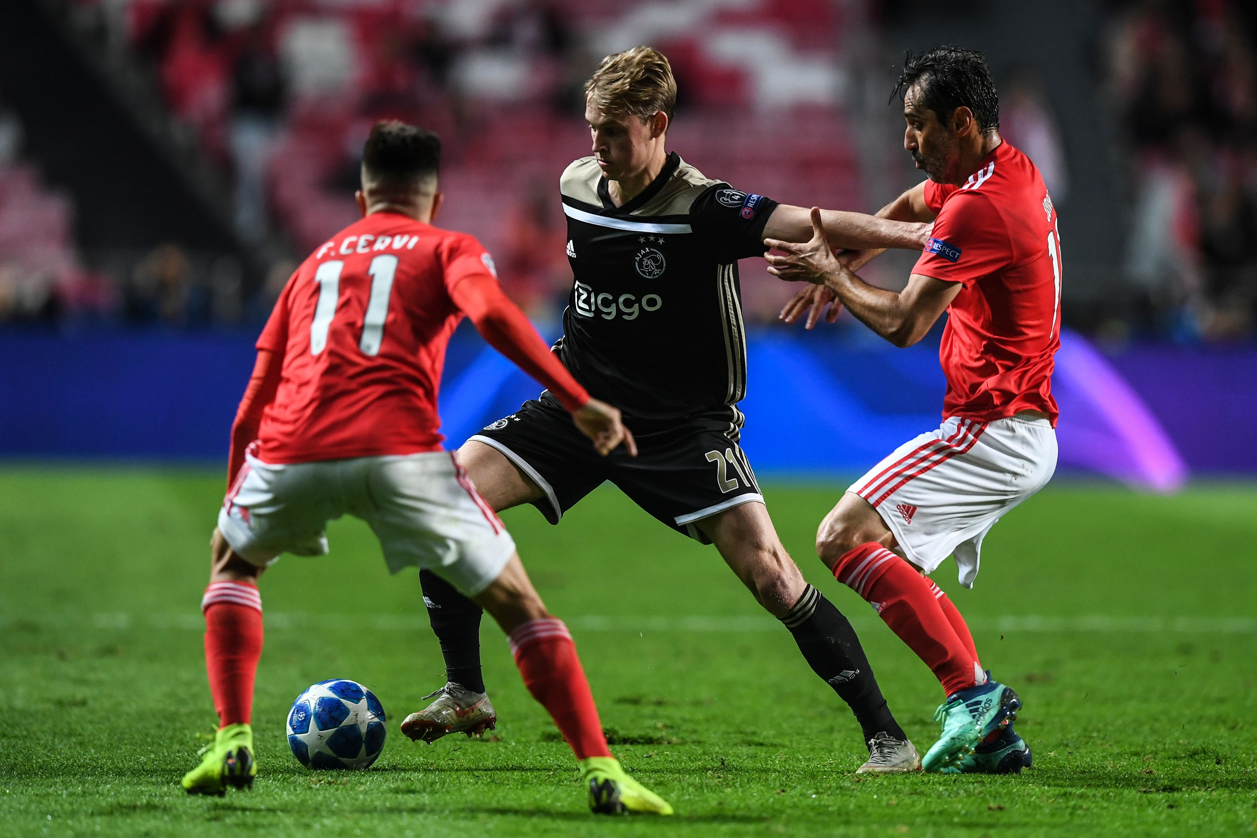 Ajax's Dutch midfielder Frenkie de Jong (C) challenges Benfica's Argentinian forward Franco Cervi (L) and Benfica's Brazilian forward Jonas during the UEFA Champions League group E football match between Benfica and Ajax at La Luz Stadium in Lisbon on November 7, 2018. (Photo by PATRICIA DE MELO MOREIRA / AFP) (Photo credit should read PATRICIA DE MELO MOREIRA/AFP/Getty Images)