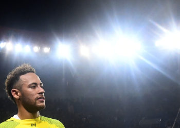 TOPSHOT - Paris Saint-Germain's Brazilian forward Neymar celebrates after the team's 2-1 win of the UEFA Champions League Group C football match between Paris Saint-Germain (PSG) and Liverpool FC at the Parc des Princes Stadium, in Paris, on November 28, 2018. (Photo by FRANCK FIFE / AFP)        (Photo credit should read FRANCK FIFE/AFP/Getty Images)