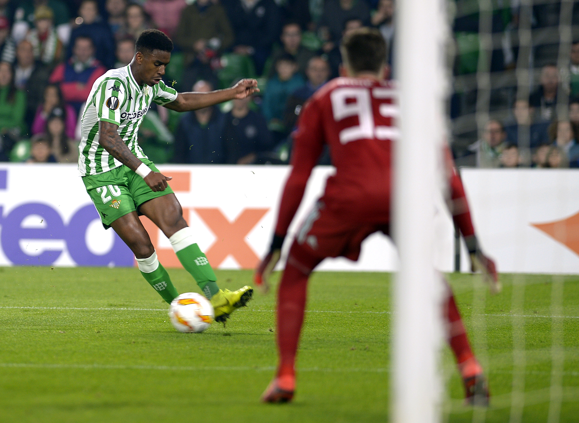 Real Betis' Dominican defender Junior Firpo (L) vies with Olympiakos' Portuguese goalkeeper Jose Sa (R) during the UEFA Europa League group F stage football match Real Betis vs Olympiakos at the Benito Villamarin stadium in Sevilla on November 29, 2018. (Photo by CRISTINA QUICLER / AFP) (Photo credit should read CRISTINA QUICLER/AFP/Getty Images)