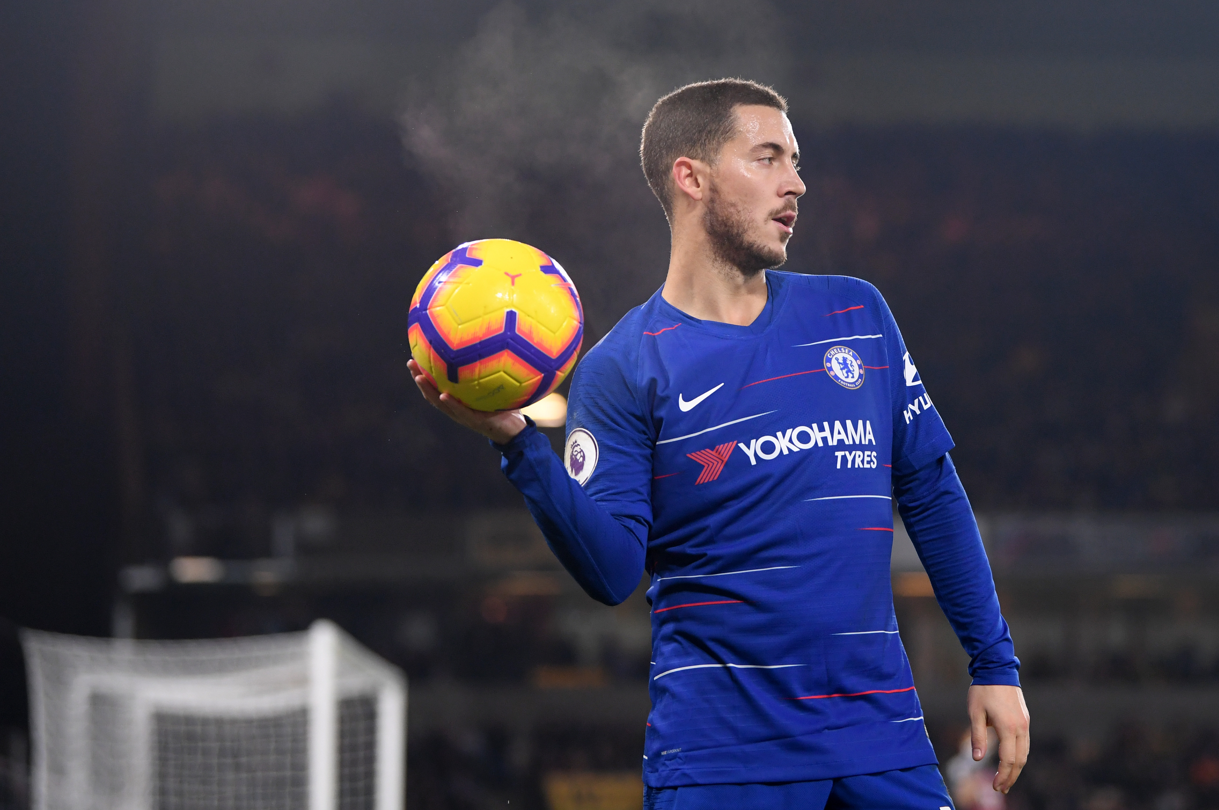 WOLVERHAMPTON, ENGLAND - DECEMBER 05: Eden Hazard of Chelsea holds the ball during the Premier League match between Wolverhampton Wanderers and Chelsea FC at Molineux on December 5, 2018 in Wolverhampton, United Kingdom. (Photo by Laurence Griffiths/Getty Images)
