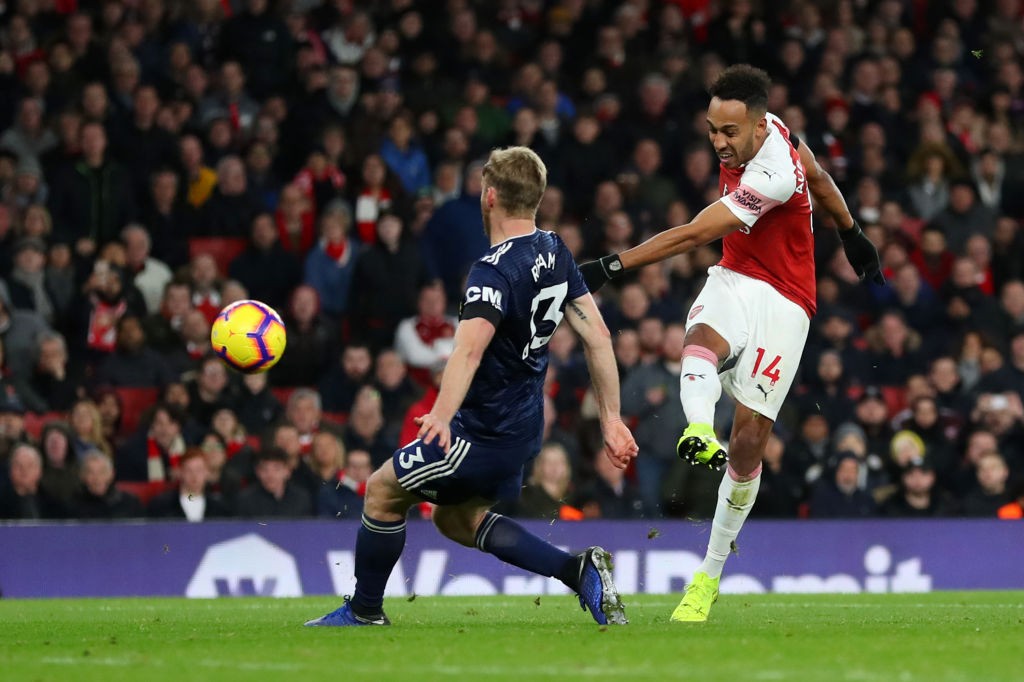Aubameyang smashes in his 14th goal of the season. (Photo courtesy: AFP/Getty)