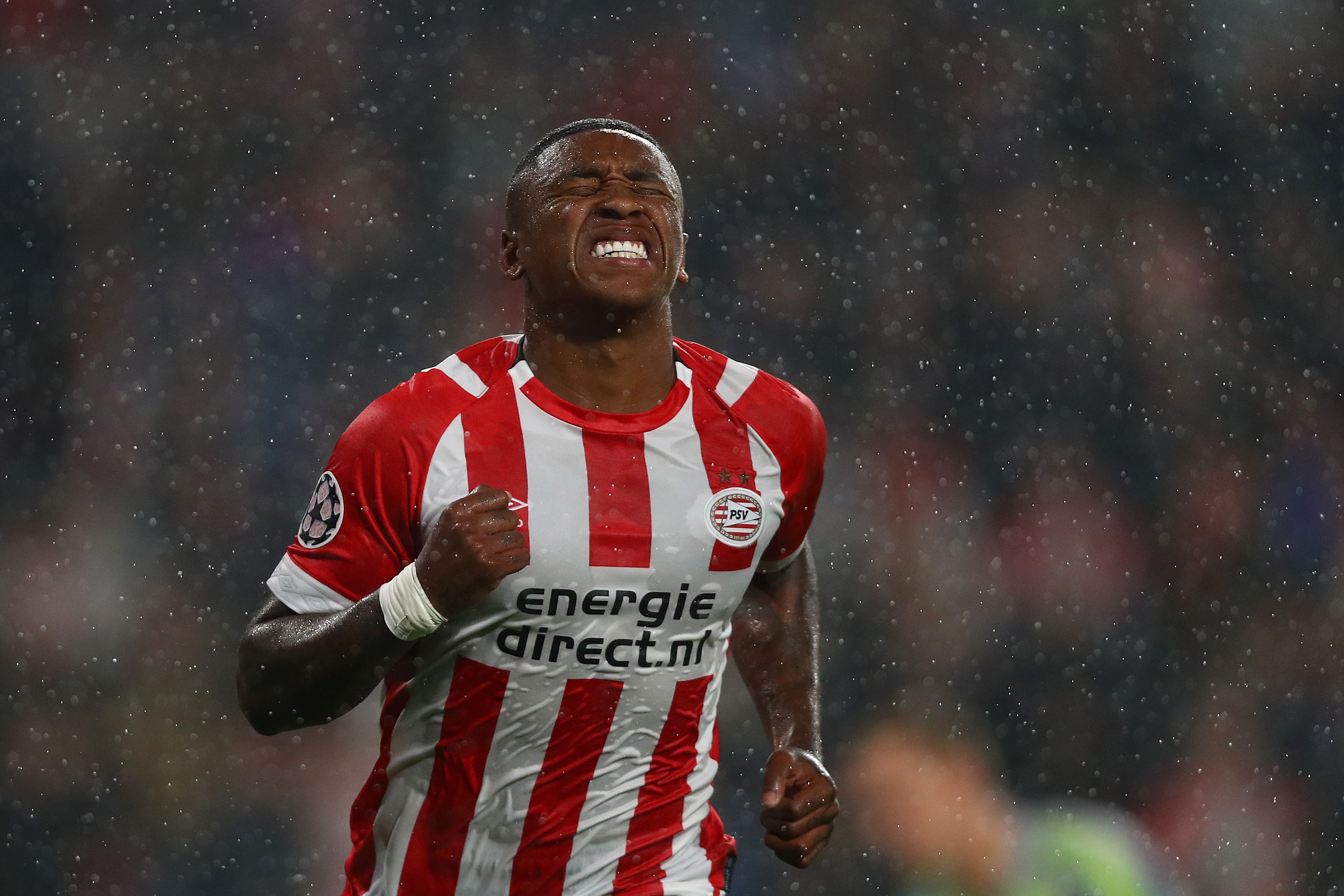 EINDHOVEN, NETHERLANDS - AUGUST 29: Steven Bergwijn of PSV celebrates scoring the first goal during the UEFA Champions League Play-off second leg match between PSV Eindhoven and BATE Borisov at the Phillips Stadium on August 29, 2018 in Eindhoven, Netherlands. (Photo by Dean Mouhtaropoulos/Getty Images)