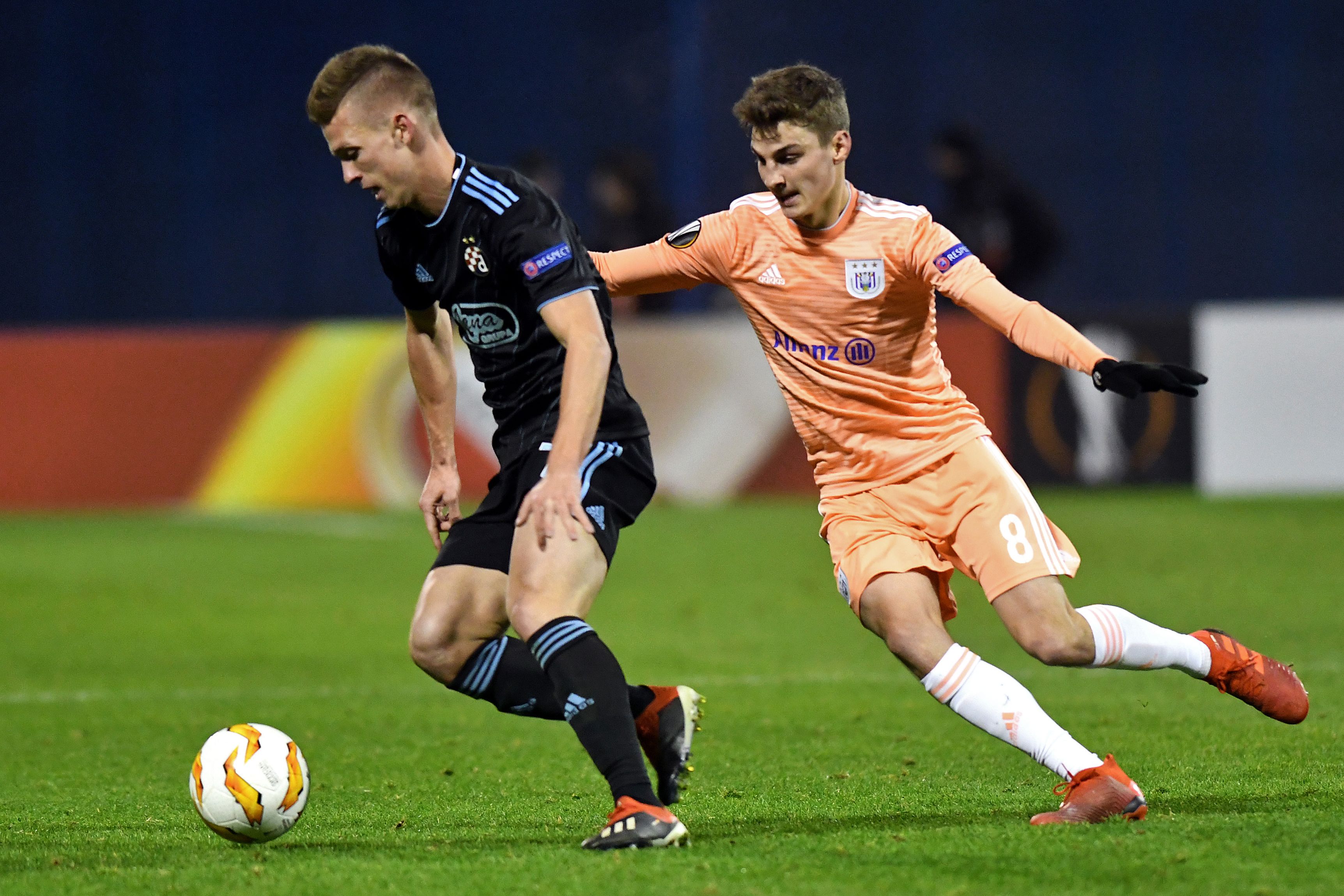 Dinamo Zagreb's Spanish midfielder Dani Olmo (L) vies with Anderlecht's Belgian midfielder Pieter Gerkens during the UEFA Europa League Group D football match between GNK Dinamo Zagreb and RSC Anderlecht at the Maksimir stadium in Zagreb on December 13, 2018. (Photo by Denis LOVROVIC / AFP) (Photo credit should read DENIS LOVROVIC/AFP/Getty Images)