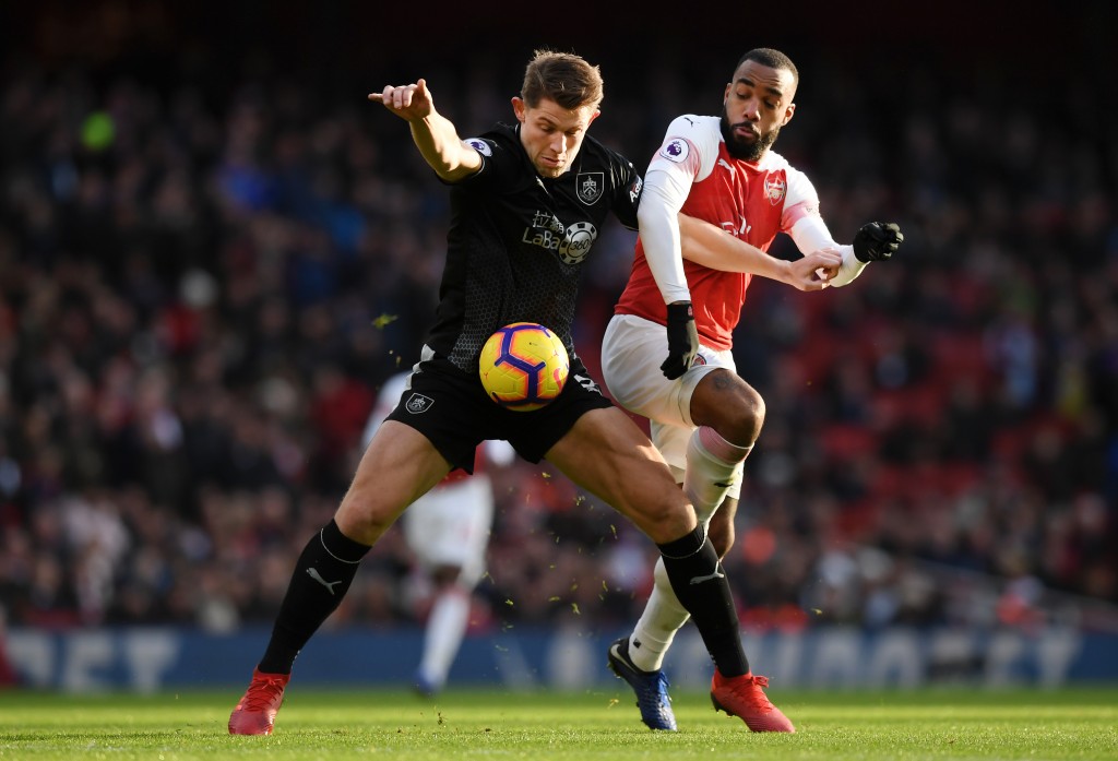LONDON, ENGLAND - DECEMBER 22: James Tarkowski of Burnley battles for possession with Alexandre Lacazette of Arsenal during the Premier League match between Arsenal FC and Burnley FC at Emirates Stadium on December 22, 2018 in London, United Kingdom. (Photo by Shaun Botterill/Getty Images)