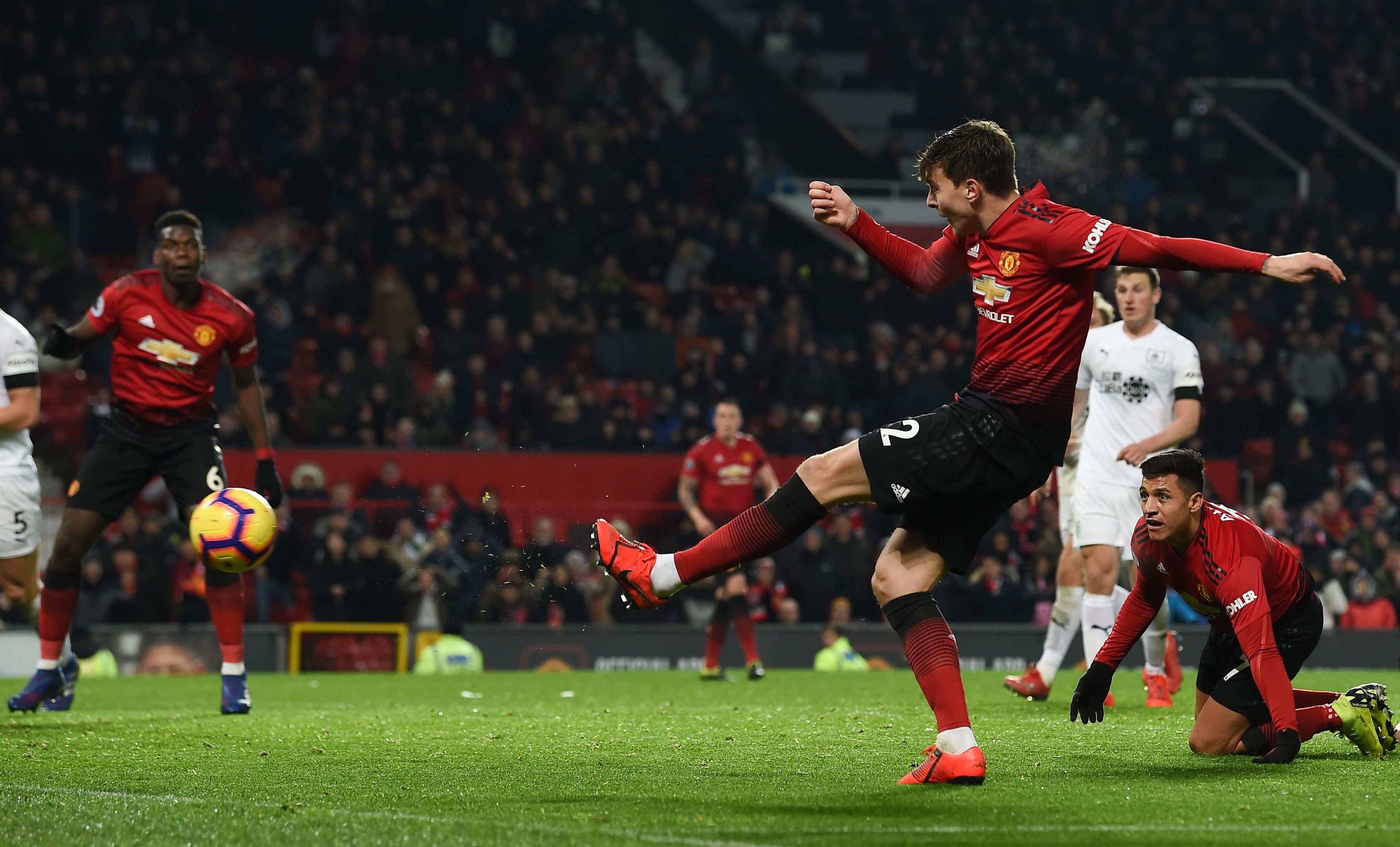 Manchester United's Swedish defender Victor Lindelof (R) shoots to score their second goal to equalise 2-2 during the English Premier League football match between Manchester United and Burnley at Old Trafford in Manchester, north west England, on January 29, 2019. (Photo by Paul ELLIS / AFP) / RESTRICTED TO EDITORIAL USE. No use with unauthorized audio, video, data, fixture lists, club/league logos or 'live' services. Online in-match use limited to 120 images. An additional 40 images may be used in extra time. No video emulation. Social media in-match use limited to 120 images. An additional 40 images may be used in extra time. No use in betting publications, games or single club/league/player publications. / (Photo credit should read PAUL ELLIS/AFP/Getty Images)