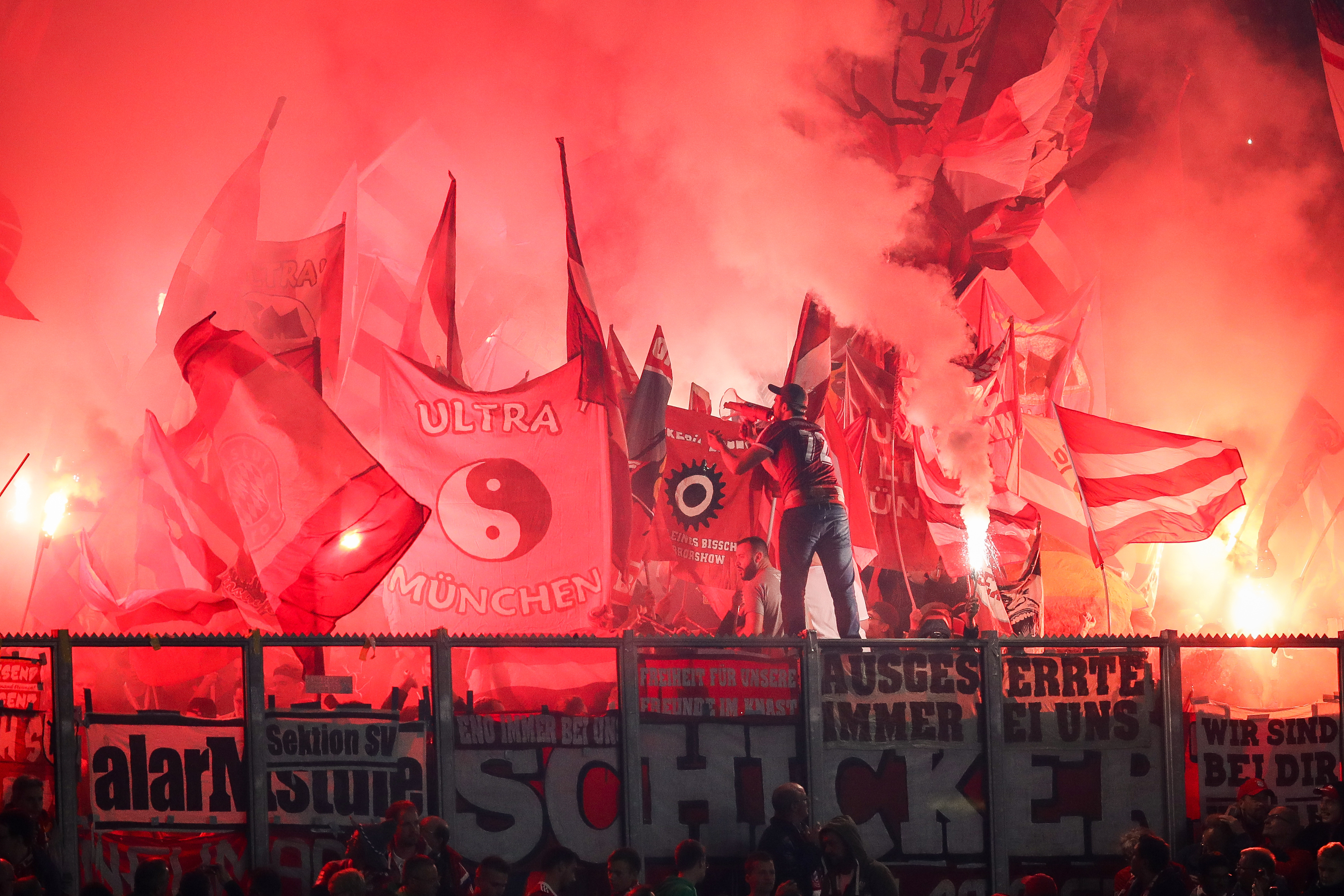 GELSENKIRCHEN, GERMANY - SEPTEMBER 22: Fans of Munich battle using fireworks during the Bundesliga match between FC Schalke 04 and FC Bayern Muenchen at Veltins-Arena on September 22, 2018 in Gelsenkirchen, Germany. (Photo by Maja Hitij/Bongarts/Getty Images)