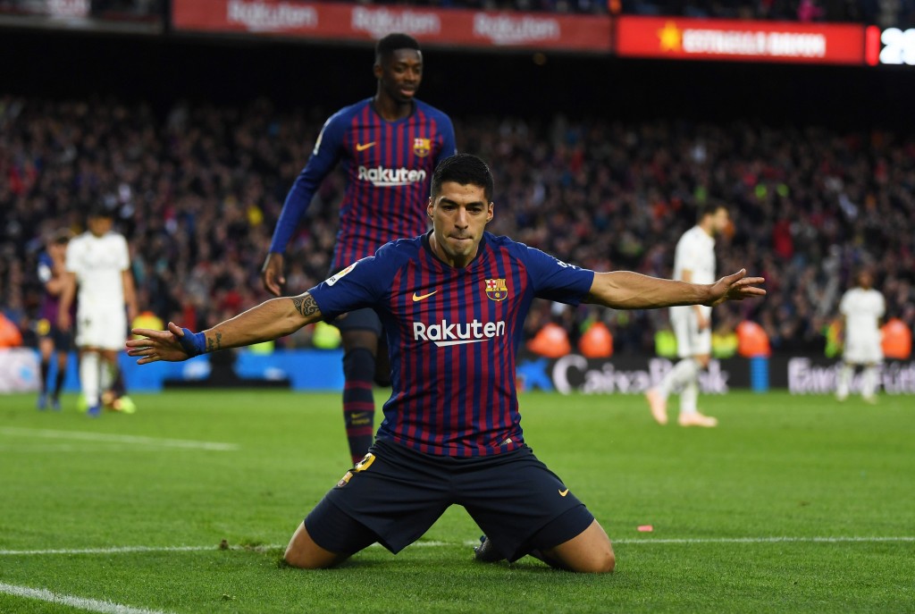 Suarez looks a far cry from the domineering striker who had inspired the 5-1 thrashing of Real Madrid in the first El Clasico of the season. (Photo by David Ramos/Getty Images)