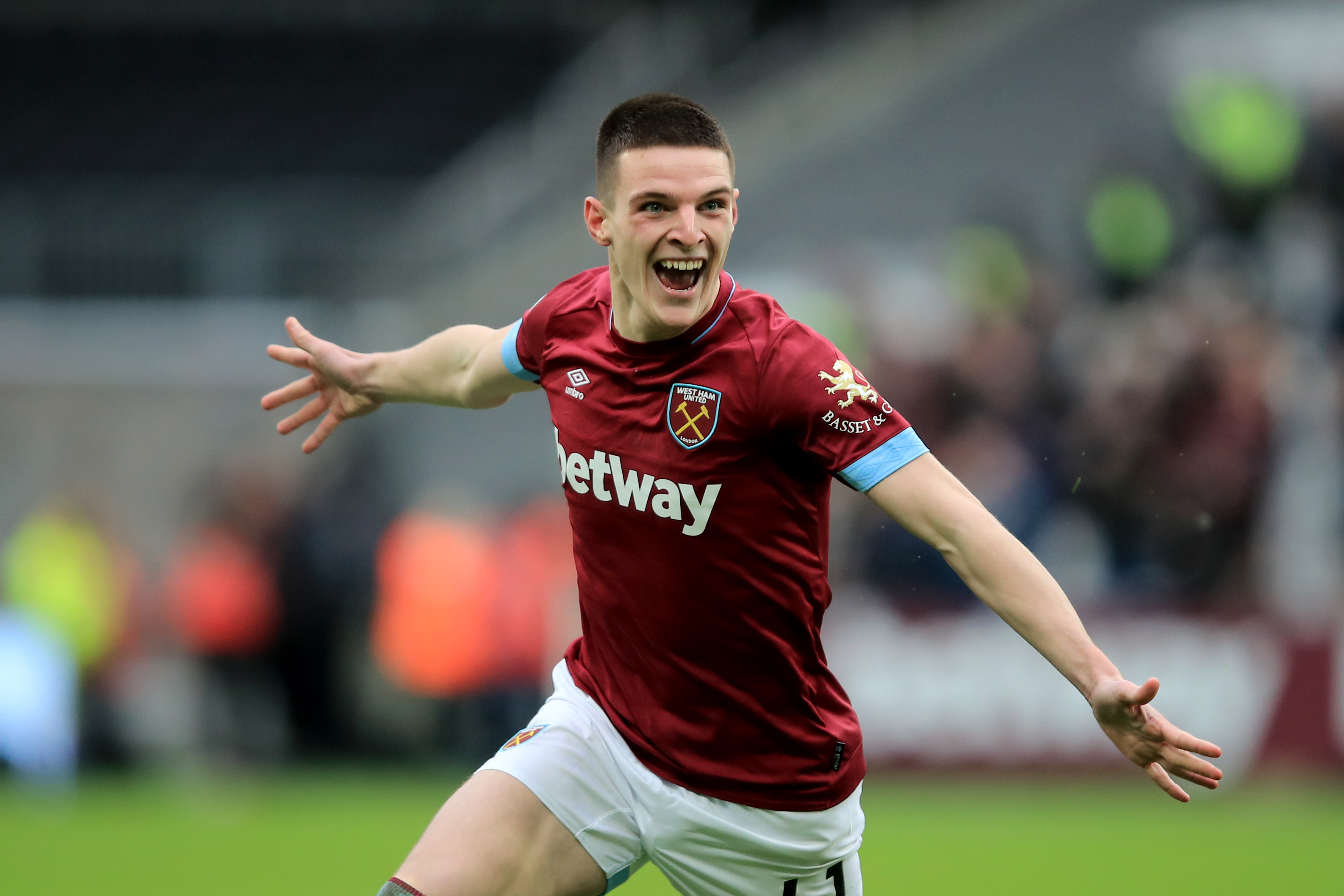 LONDON, ENGLAND - JANUARY 12: Declan Rice of West Ham United celebrates scoring the winning goal during the Premier League match between West Ham United and Arsenal FC at London Stadium on January 12, 2019 in London, United Kingdom. (Photo by Marc Atkins/Getty Images)