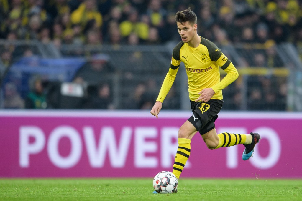 DORTMUND, GERMANY - JANUARY 26: Julian Weigl of Dortmund controls the ball during the Bundesliga match between Borussia Dortmund and Hannover 96 at the Signal Iduna Park on January 26, 2019 in Dortmund, Germany. (Photo by Jörg Schüler/Getty Images)