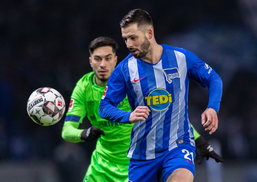 BERLIN, GERMANY - JANUARY 25: Marvin Plattenhardt of Hertha BSC is challenged by Suat Serdar of FC Schalke 04 during the Bundesliga match between Hertha BSC and FC Schalke 04 at Olympiastadion on January 25, 2019 in Berlin, Germany. (Photo by Boris Streubel/Bongarts/Getty Images)