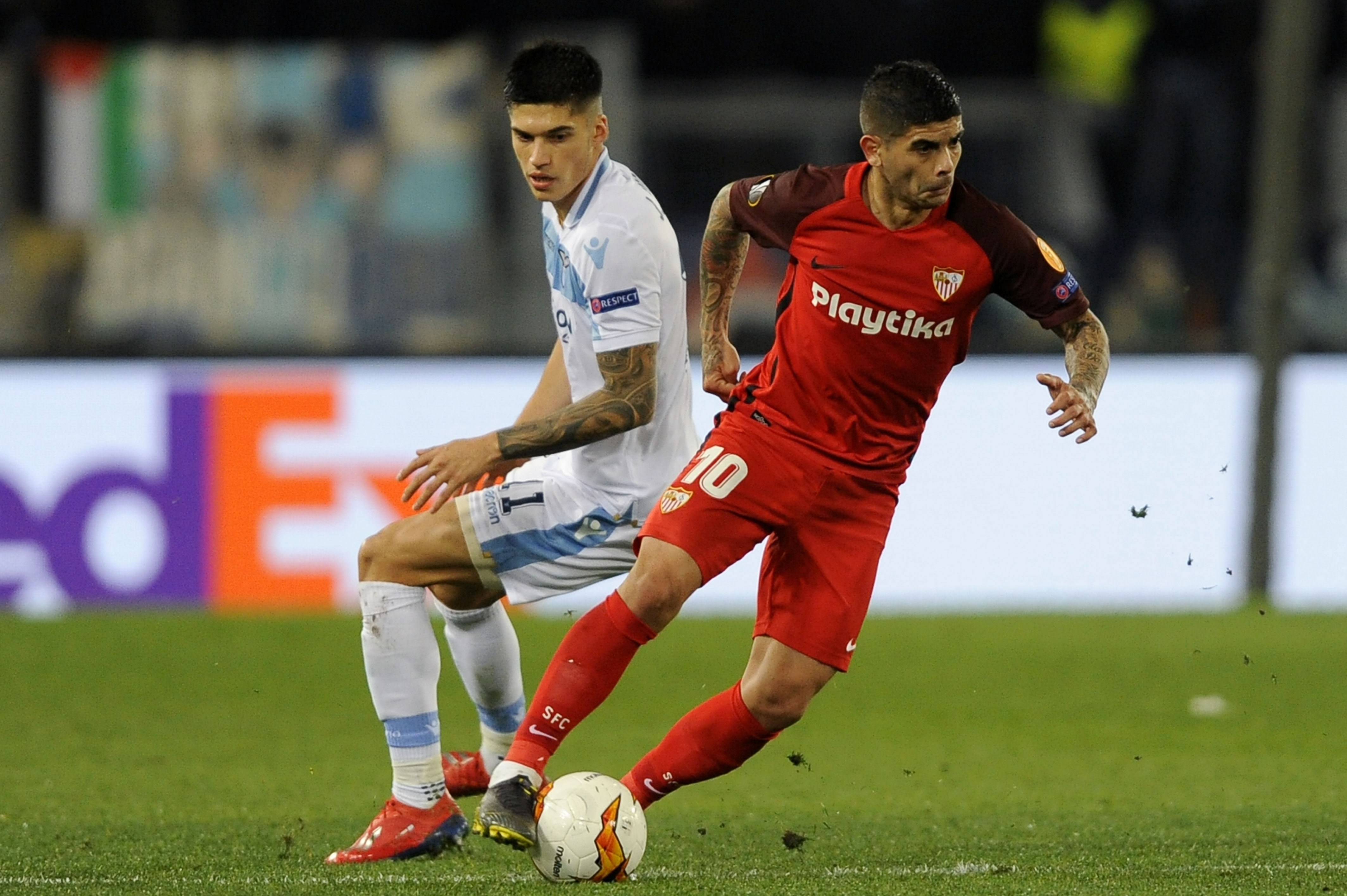 ROME, ITALY - FEBRUARY 14: Joaquin Correa of SS Lazio competes for the ball with Ever Banega of Sevilla during the UEFA Europa League Round of 32 First Leg match between SS Lazio and Sevilla at Stadio Olimpico on February 14, 2019 in Rome, Italy. (Photo by Marco Rosi/Getty Images)