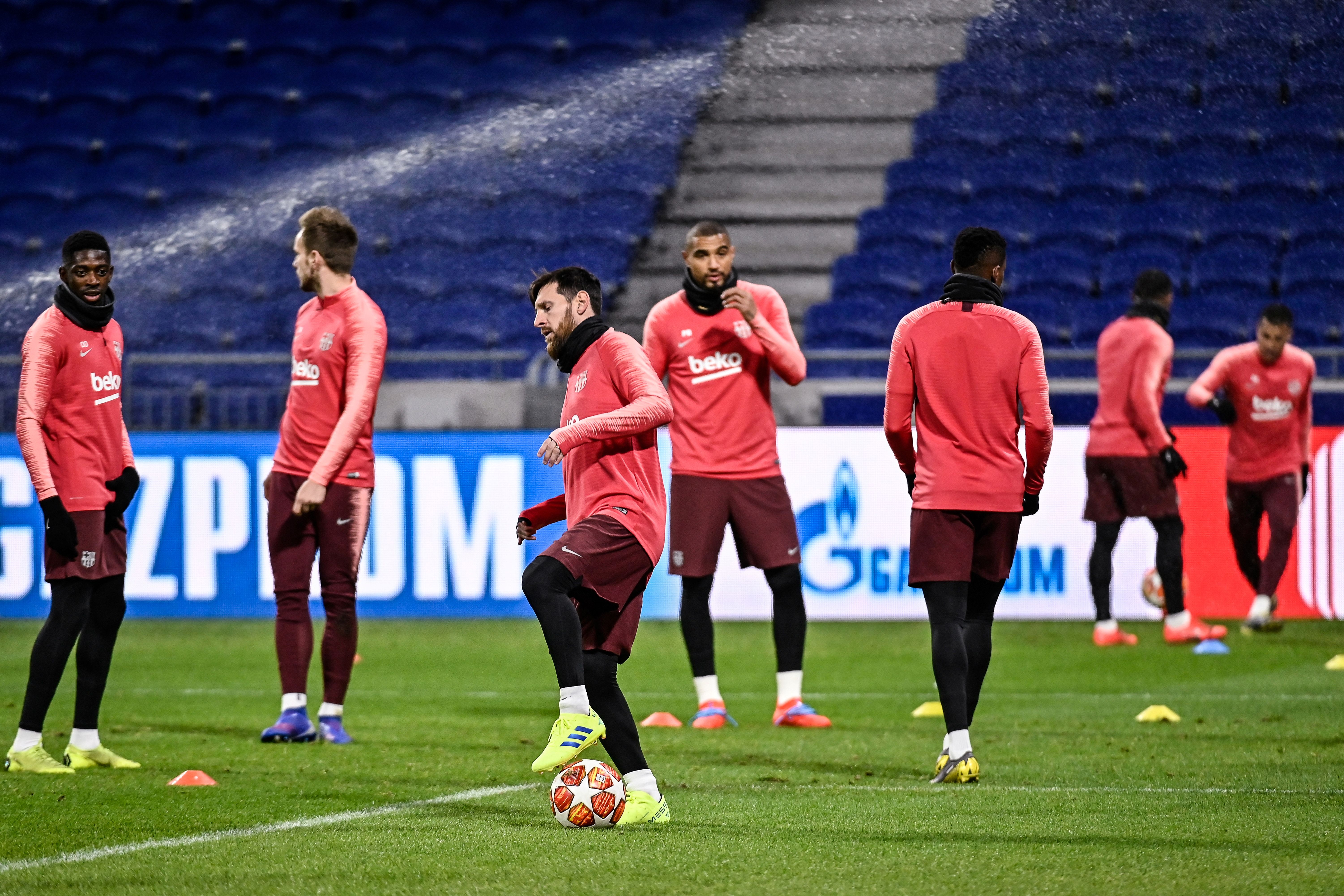 Barcelona's Argentinian forward Lionel Messi (C) and other Barcelona's players take part in a training session at the Parc Olympique Lyonnais stadium in Decines-Charpieu, on February 18, 2019, on the eve of the European Champions League football match between Lyon (OL) and FC Barcelona. (Photo by JEFF PACHOUD / AFP) (Photo credit should read JEFF PACHOUD/AFP/Getty Images)
