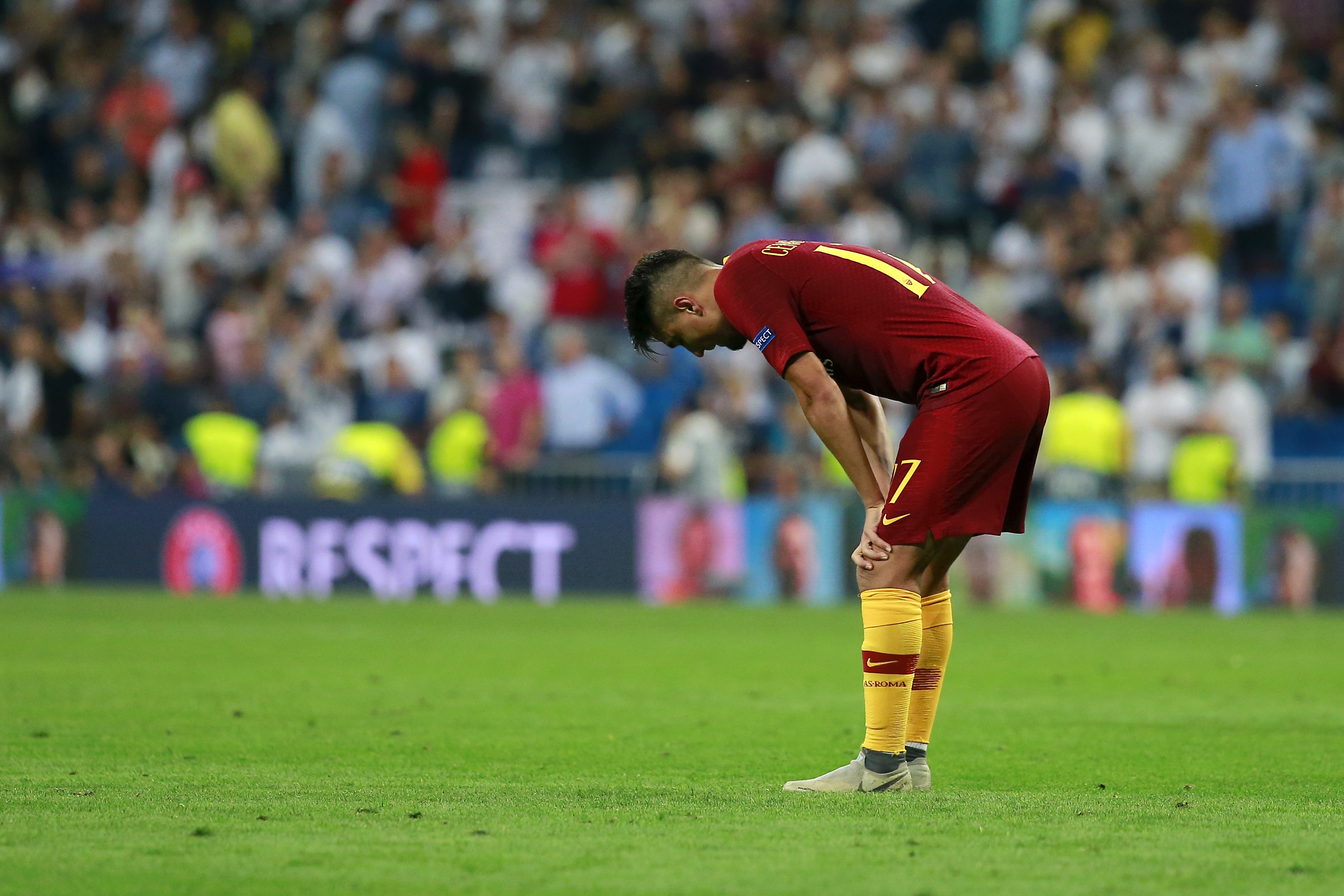 MADRID, SPAIN - SEPTEMBER 19: Cengiz Under of AS Roma looks dejected after the Group G match of the UEFA Champions League between Real Madrid and AS Roma at Bernabeu on September 19, 2018 in Madrid, Spain. (Photo by Gonzalo Arroyo Moreno/Getty Images)