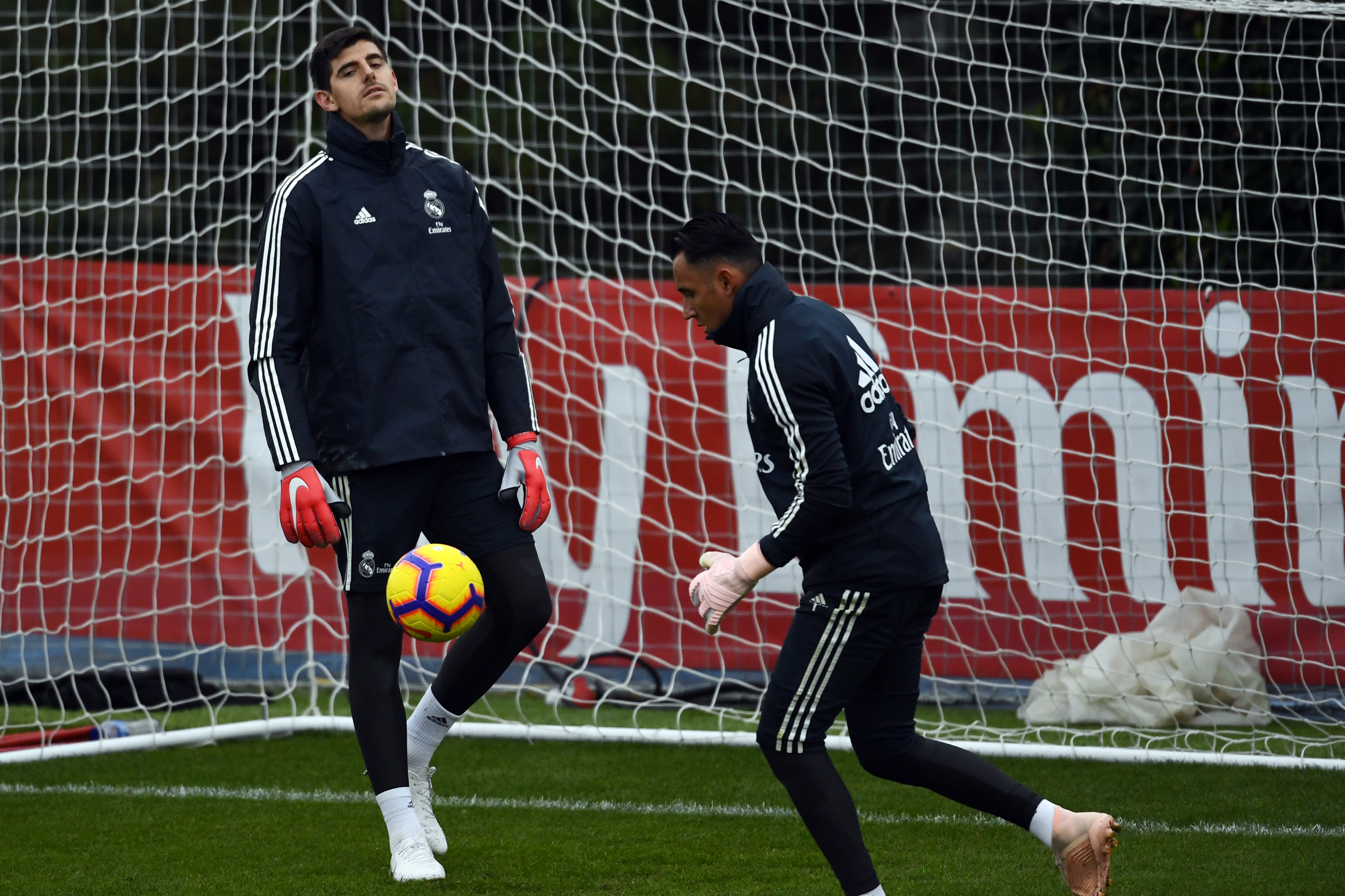 Real Madrid's Belgian goalkeeper Thibaut Courtois (L) and Real Madrid's Costa Rican goalkeeper Keylor Navas attend a training session at the Ciudad Real Madrid training facilities in Madrid's suburb of Valdebebas, on October 27, 2018 on the eve of the Spanish League "Clasico" football match Real Madrid CF vs FC Barcelona. (Photo by GABRIEL BOUYS / AFP) (Photo credit should read GABRIEL BOUYS/AFP/Getty Images)