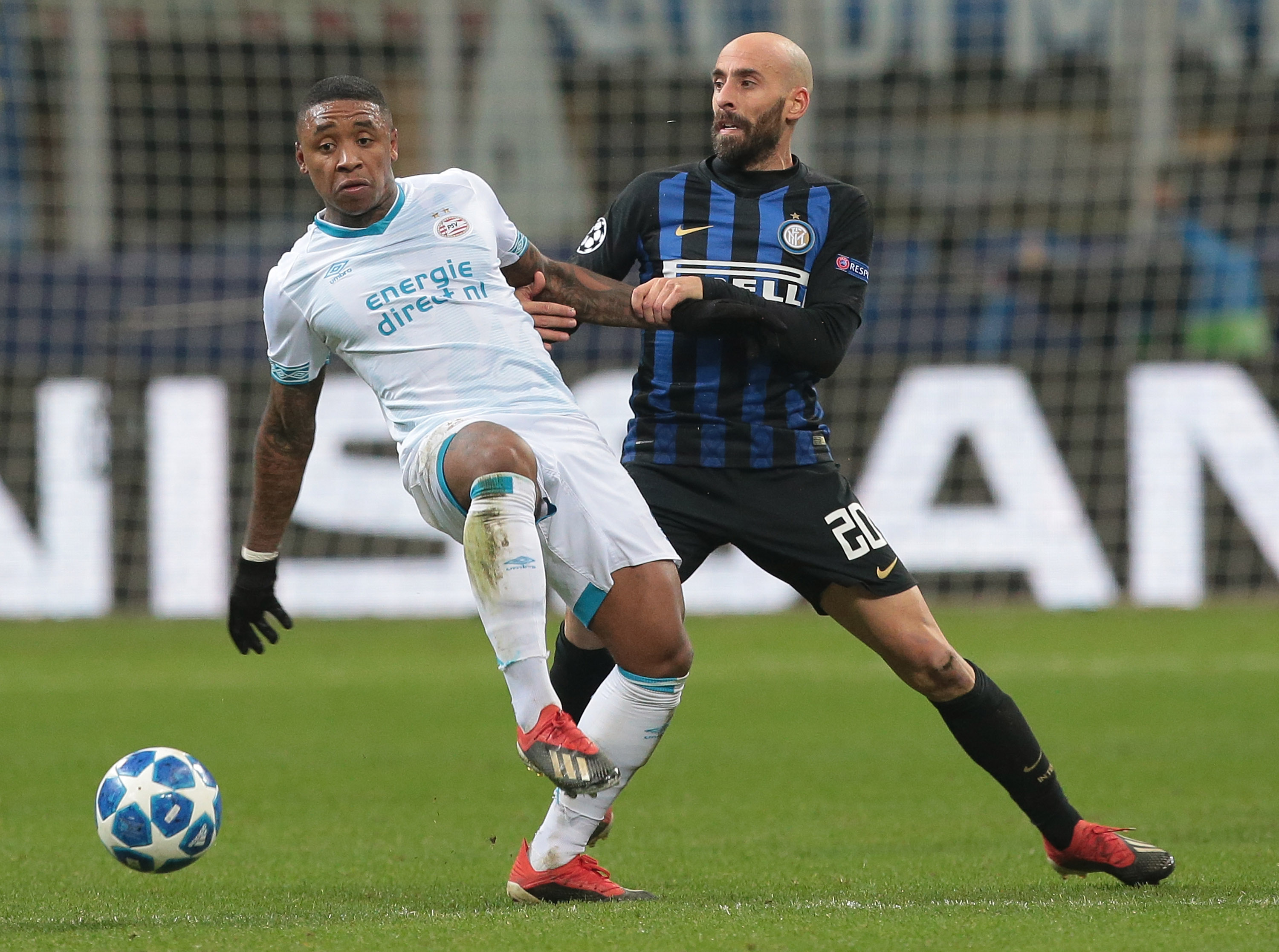 MILAN, ITALY - DECEMBER 11: Steven Bergwijn (L) of PSV competes for the ball with Borja Valero of FC Internazionale during the UEFA Champions League Group B match between FC Internazionale and PSV at San Siro Stadium on December 11, 2018 in Milan, Italy. (Photo by Emilio Andreoli/Getty Images)