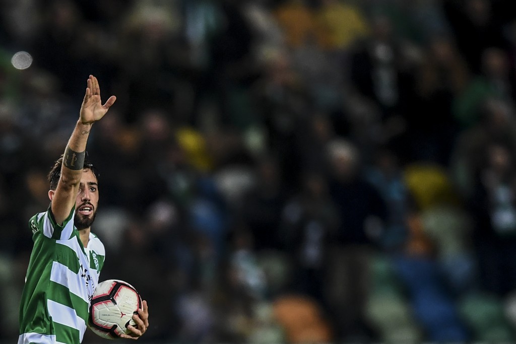Getting closer to a move to Manchester United? (Photo by Patricio de Melo Moreira/AFP/Getty Images)
