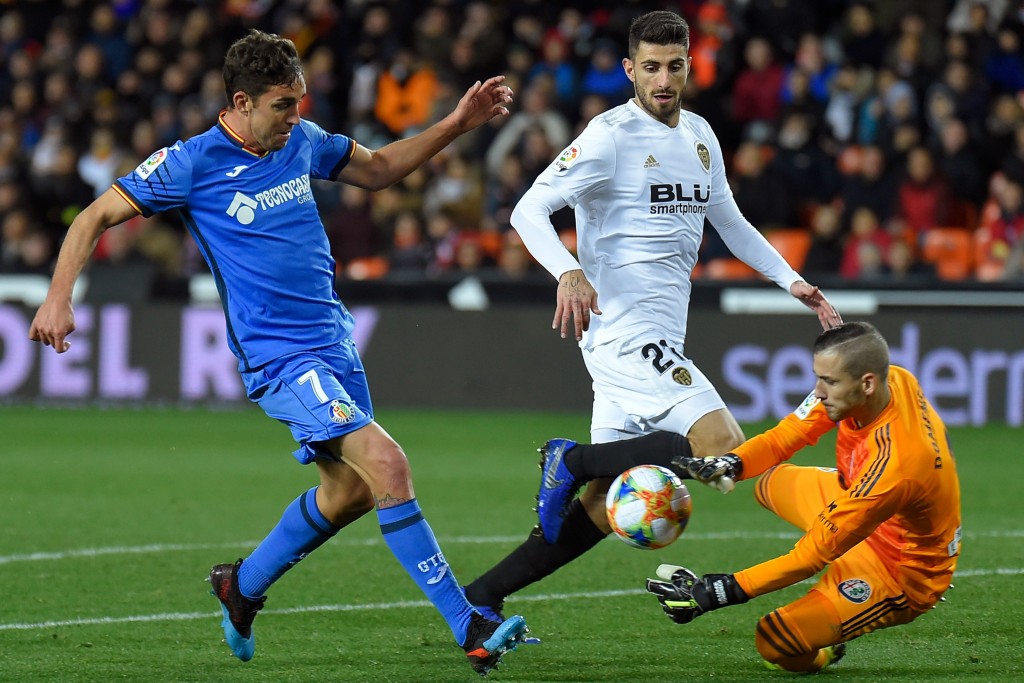 Jaime Mata's (L) time to shine (Photo credit should read JOSE JORDAN/AFP/Getty Images)