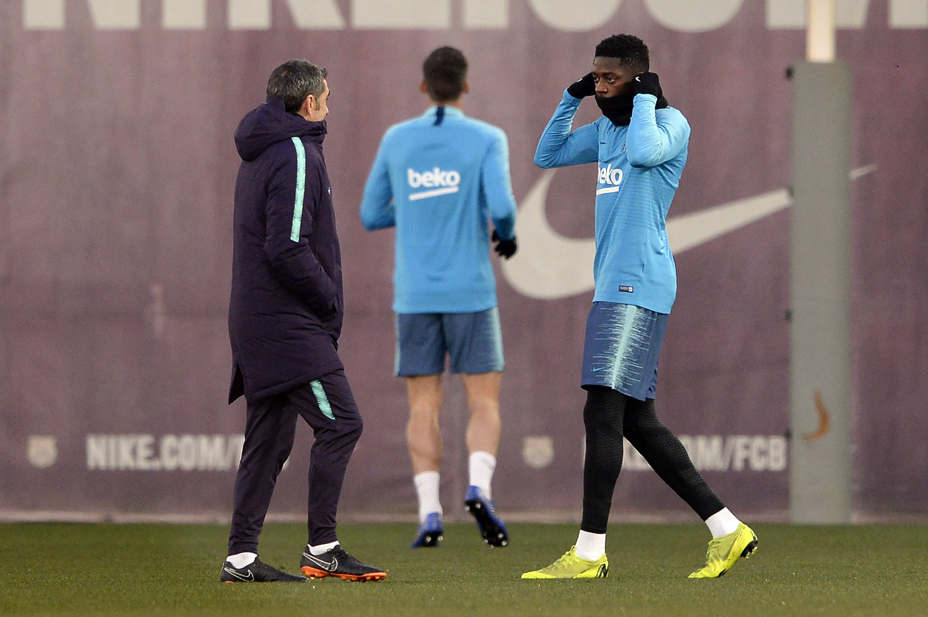 Barcelona's Spanish coach Ernesto Valverde (L) talks with Barcelona's French forward Ousmane Dembele during a training session at the Joan Gamper Sports Center in Sant Joan Despi on February 5, 2019. (Photo by Josep LAGO / AFP) (Photo credit should read JOSEP LAGO/AFP/Getty Images)