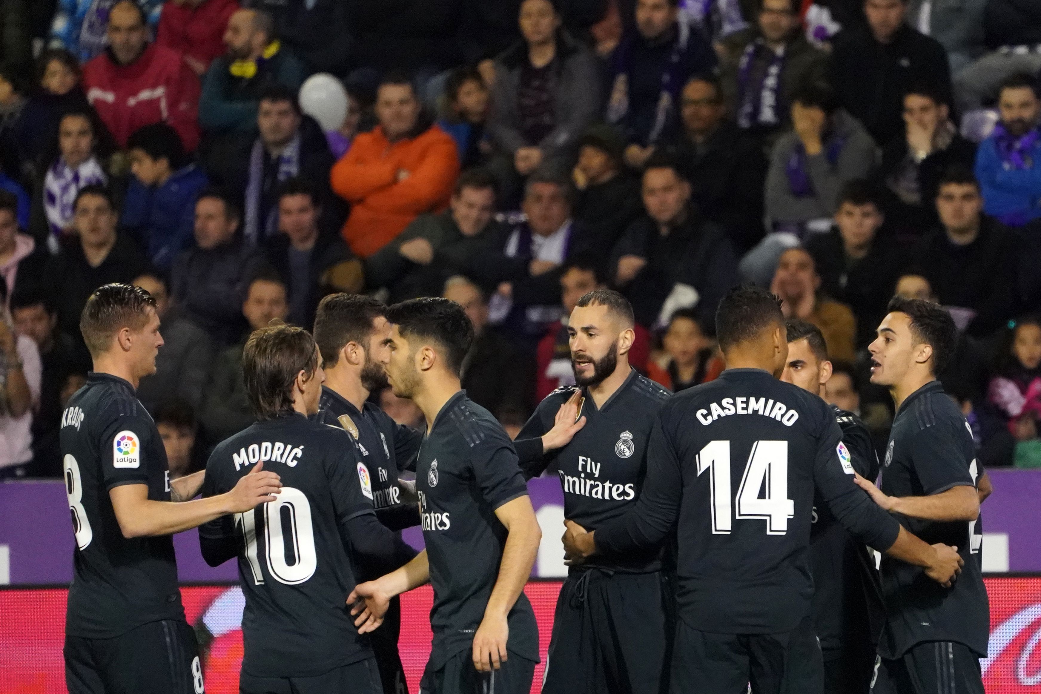Real Madrid's French forward Karim Benzema (C) celebrates a goal with teammates during the Spanish league football match between Real Valladolid FC and Real Madrid CF at the Jose Zorrilla stadium in Valladolid on March 10, 2019. (Photo by CESAR MANSO / AFP) (Photo credit should read CESAR MANSO/AFP/Getty Images)