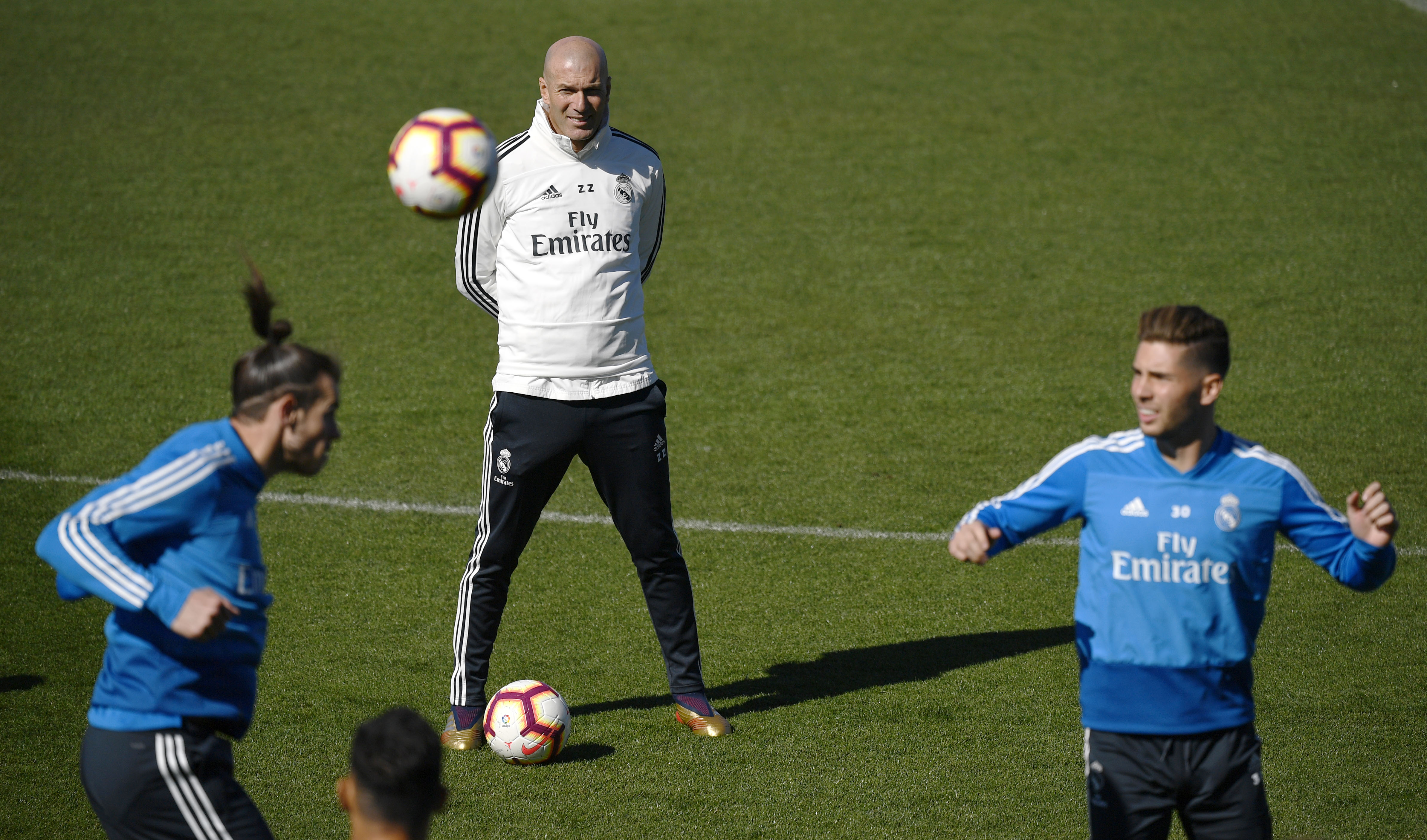 Real Madrid's French coach Zinedine Zidane (C) watches his son, Real Madrid's French goalkeeper Luca Zidane (R) and Real Madrid's Welsh forward Gareth Bale during a training session at the Valdebebas training facilities in Madrid on March 15, 2019. (Photo by GABRIEL BOUYS / AFP) (Photo credit should read GABRIEL BOUYS/AFP/Getty Images)
