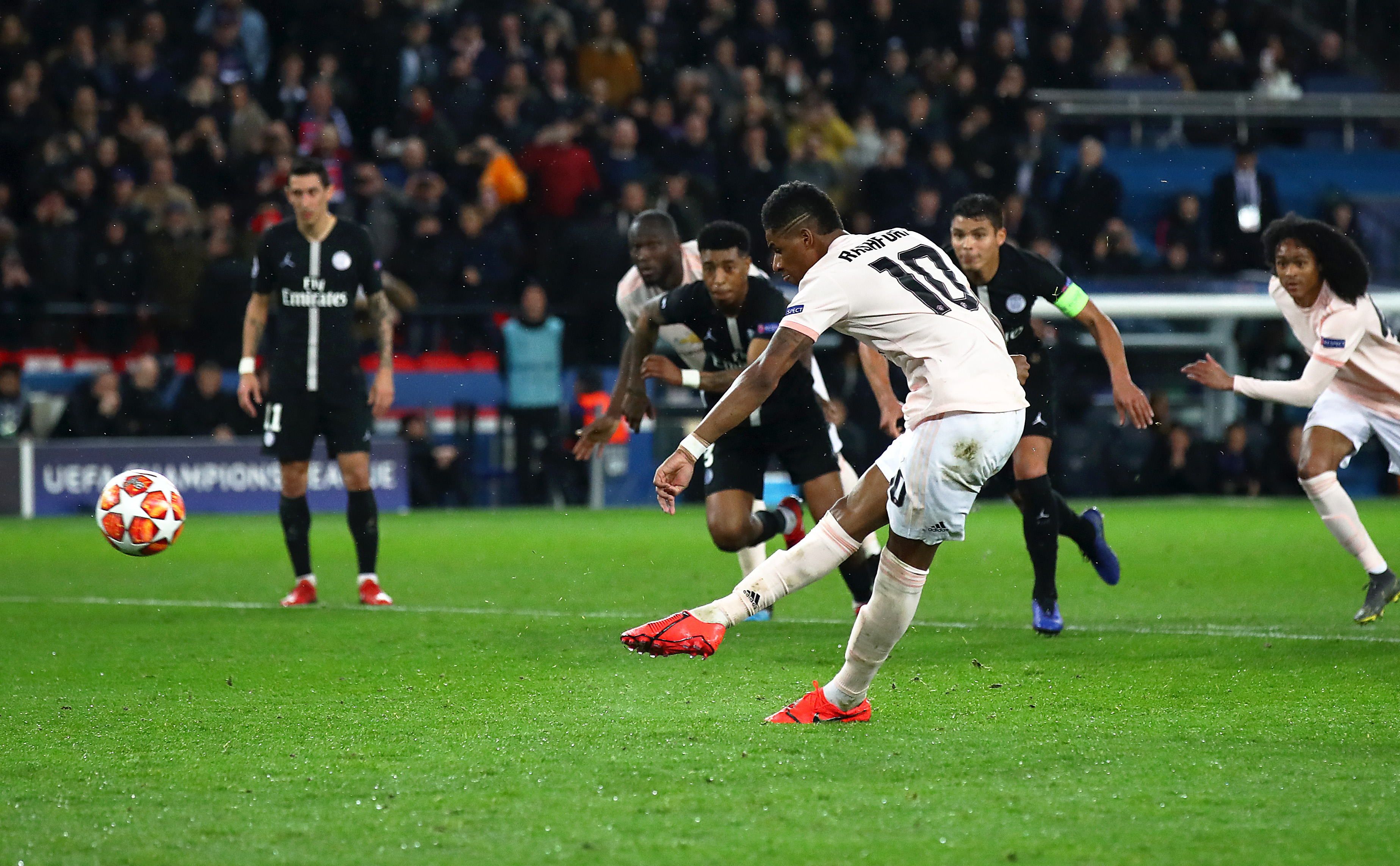 PARIS, FRANCE - MARCH 06: Marcus Rashford of Manchester United shoots and scores his first competitive penalty for Manchester United during the UEFA Champions League Round of 16 Second Leg match between Paris Saint-Germain and Manchester United at Parc des Princes on March 06, 2019 in Paris, France. (Photo by Julian Finney/Getty Images)